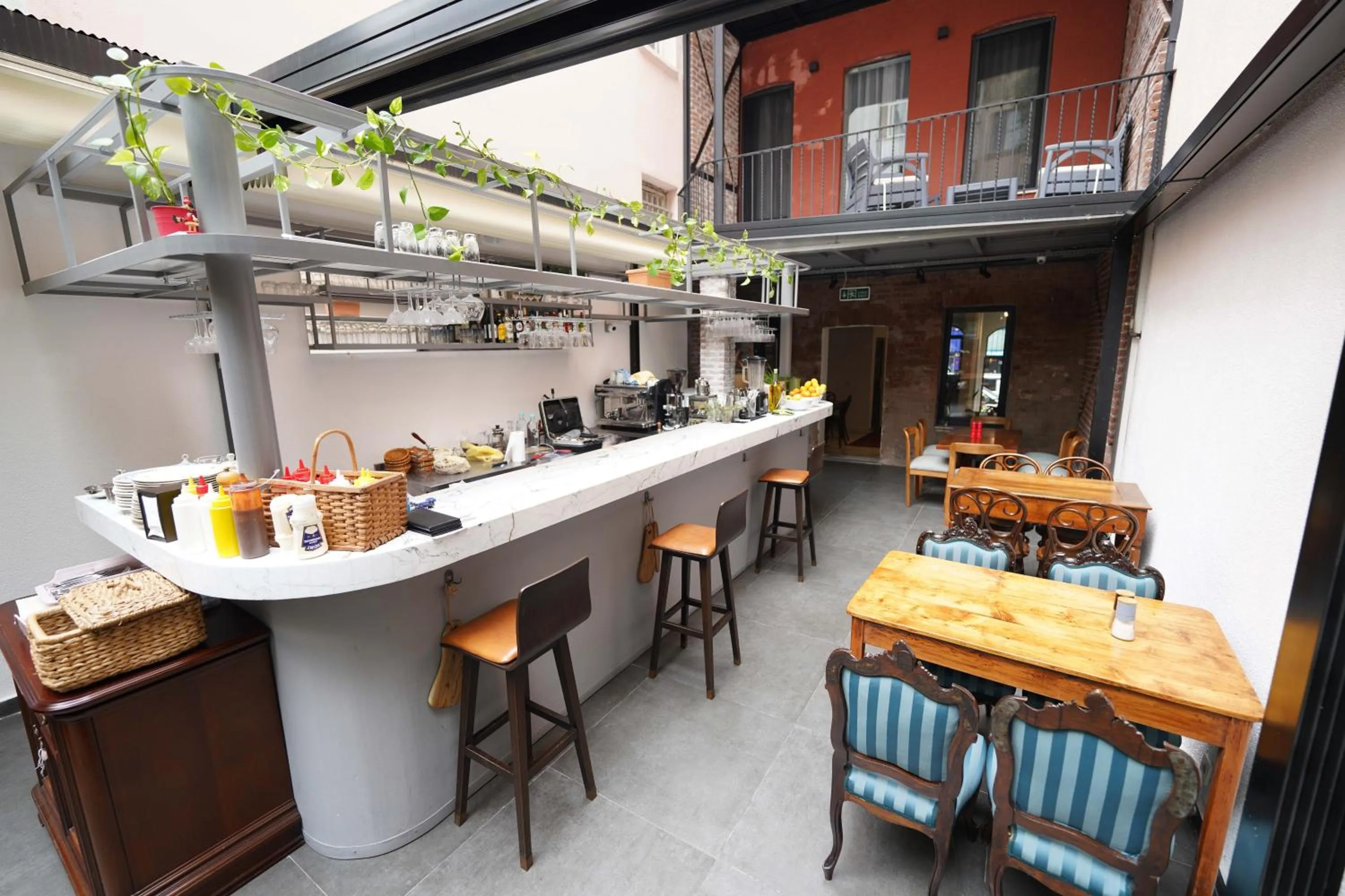 Restaurant/places to eat in Monev Suites Hotel