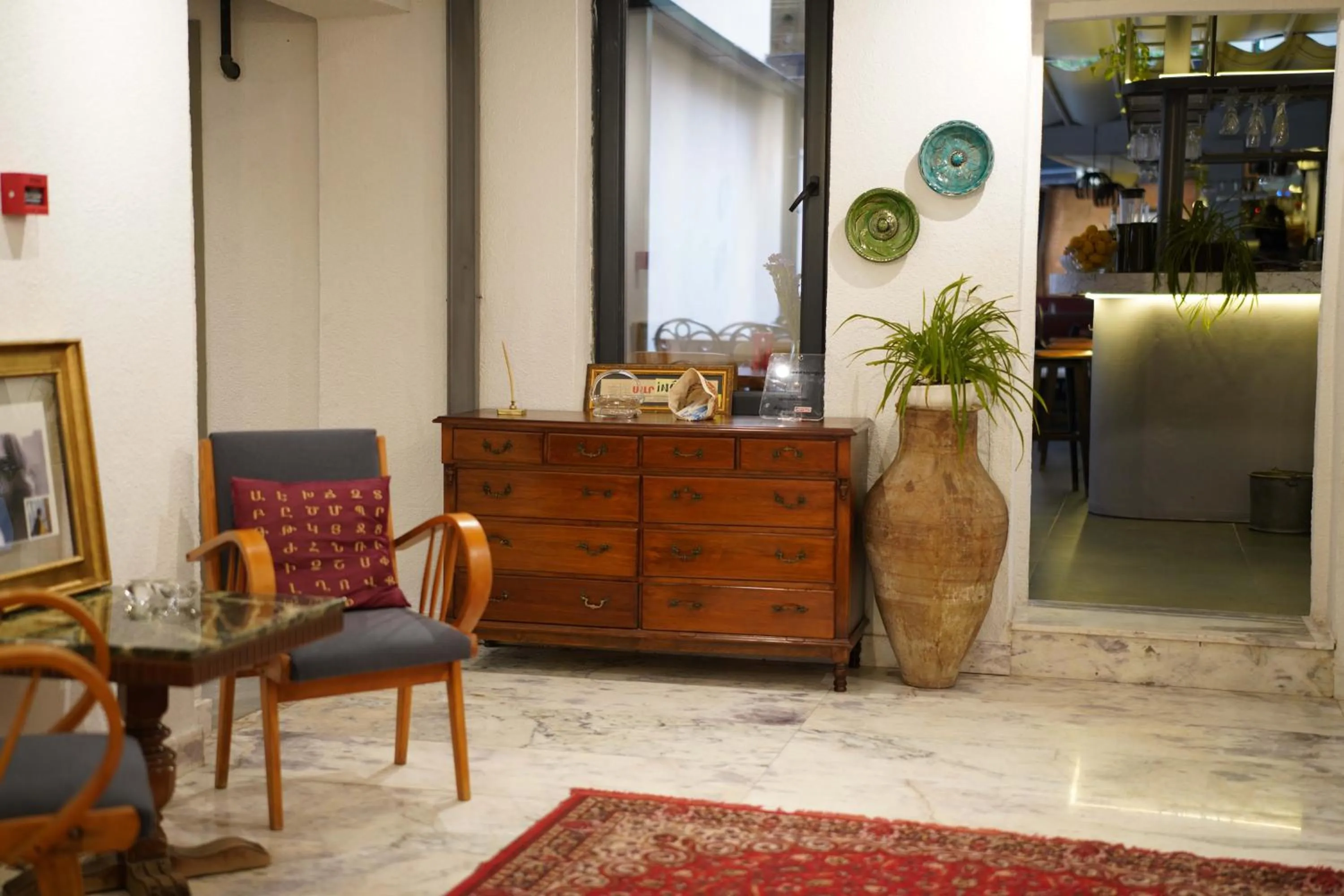 Restaurant/places to eat in Monev Suites Hotel