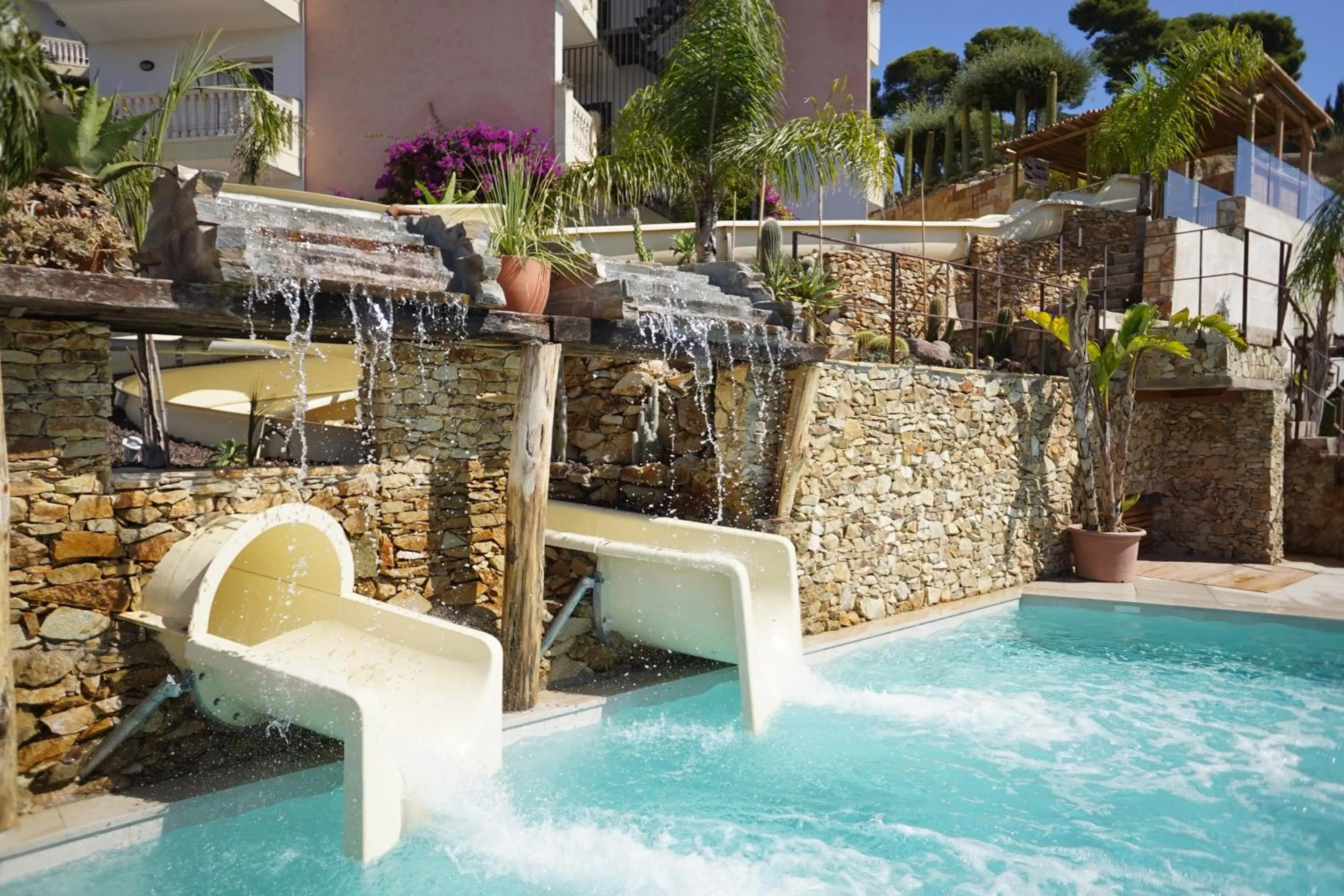 Swimming pool in Hotel Alba Seleqtta