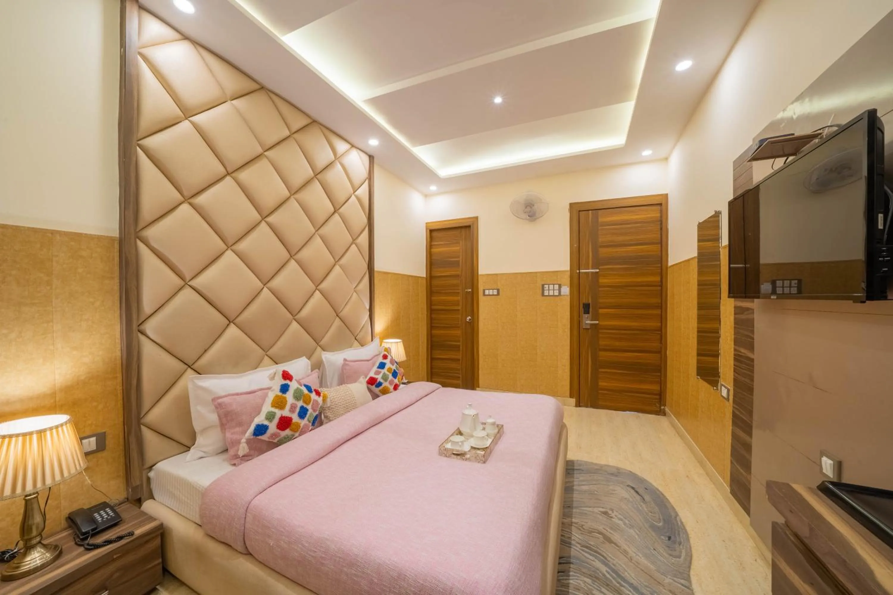 TV and multimedia, Bed in Perfectstayz Premium at Harkipauri Road - Ganga view rooftop cafe