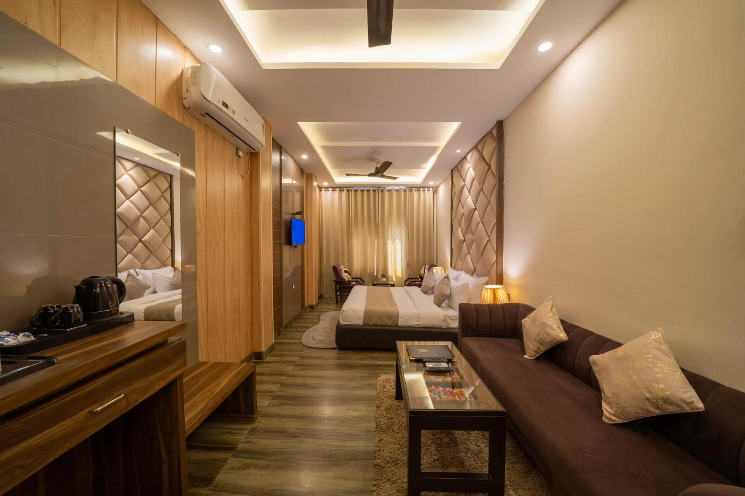 TV and multimedia, Bed in Perfectstayz Premium at Harkipauri Road - Ganga view rooftop cafe