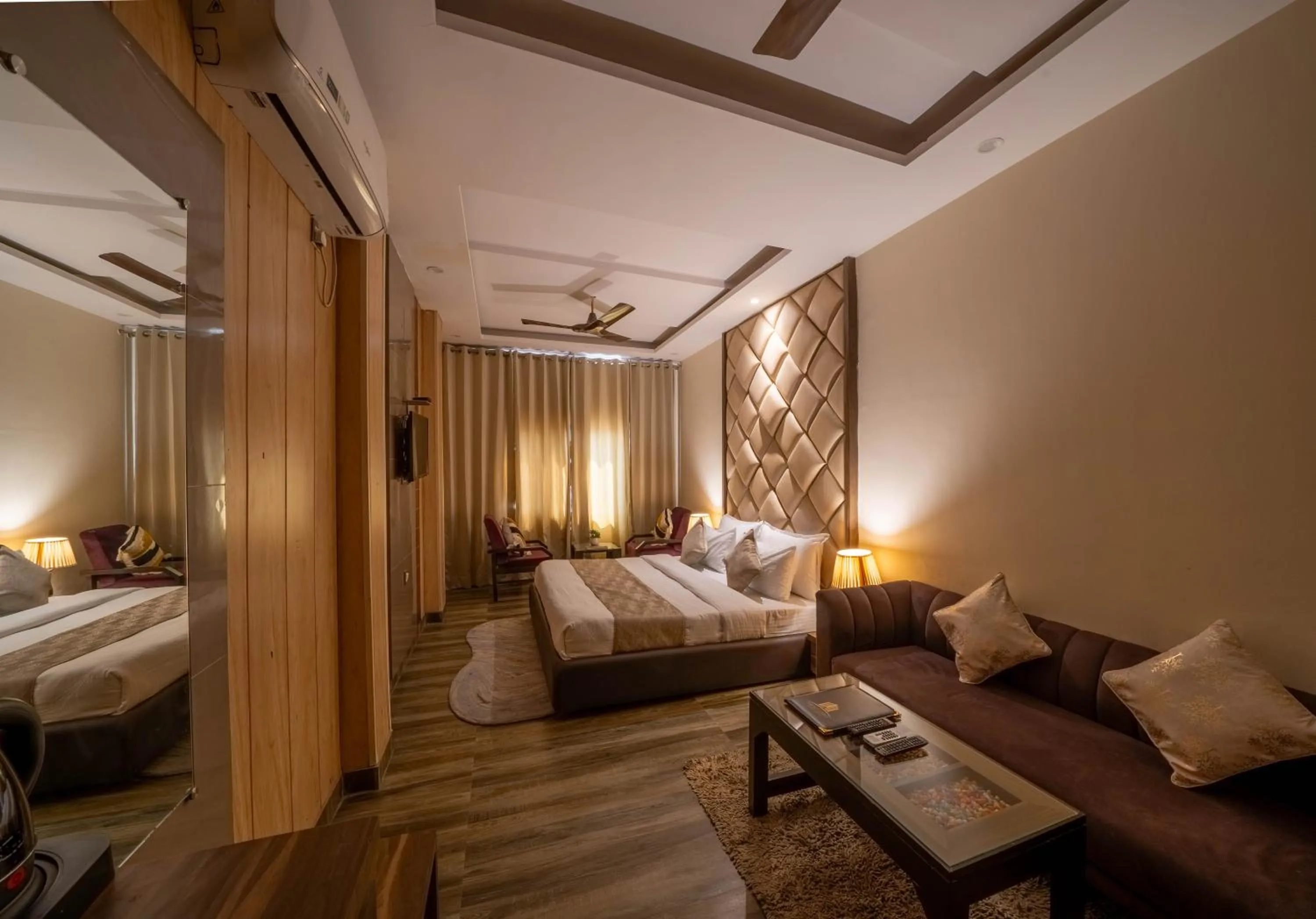 TV and multimedia, Bed in Perfectstayz Premium at Harkipauri Road - Ganga view rooftop cafe