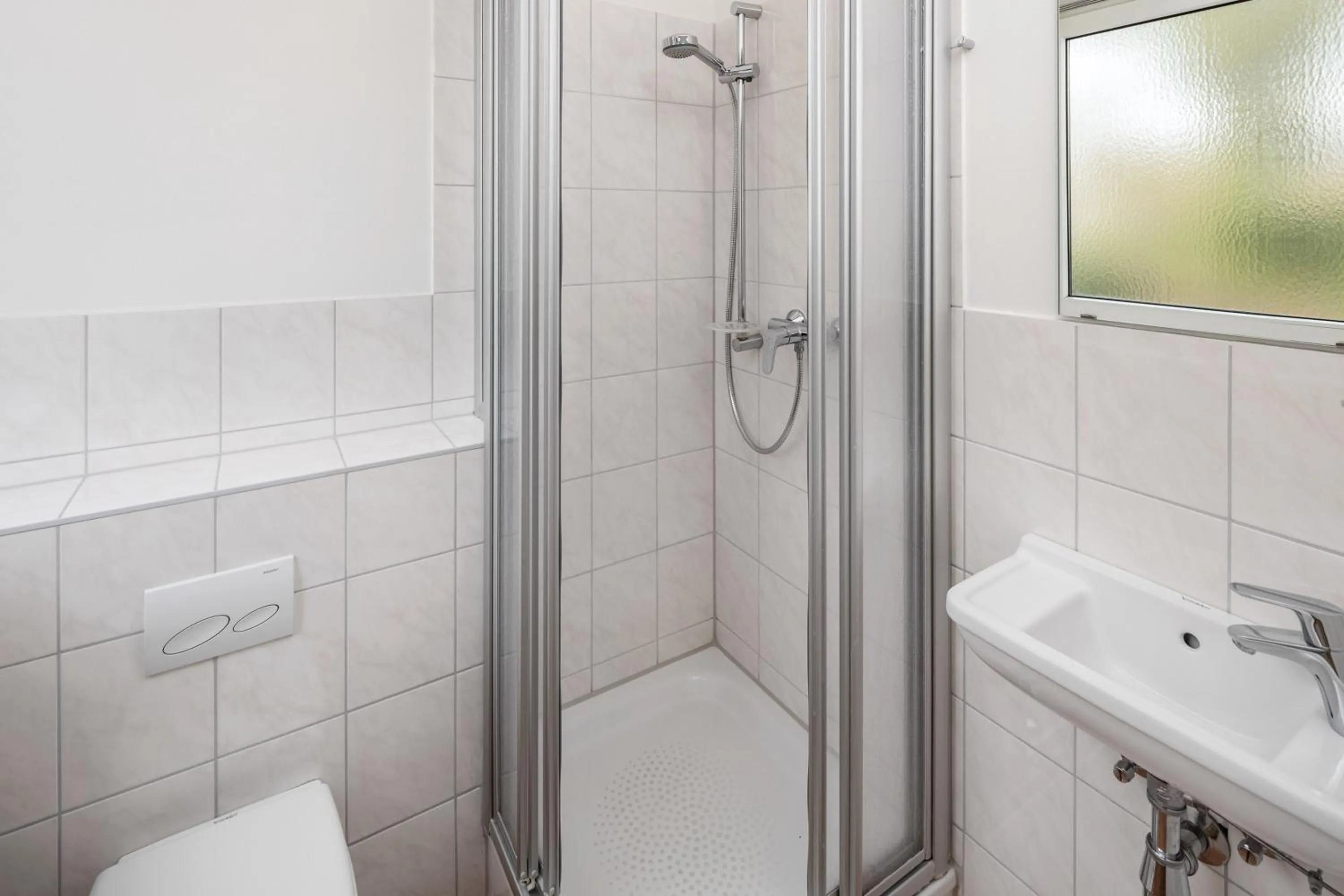 Shower in Academy Lodge Boardinghouse