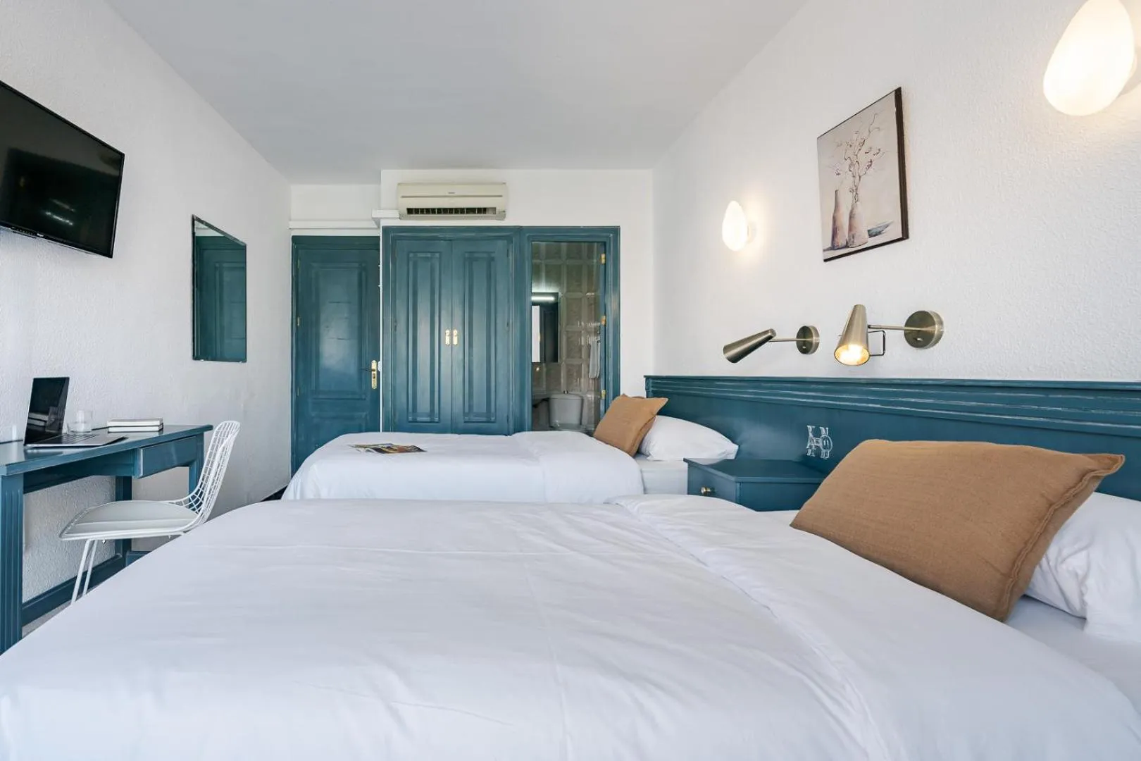 Bedroom, Bed in Hotel Agur