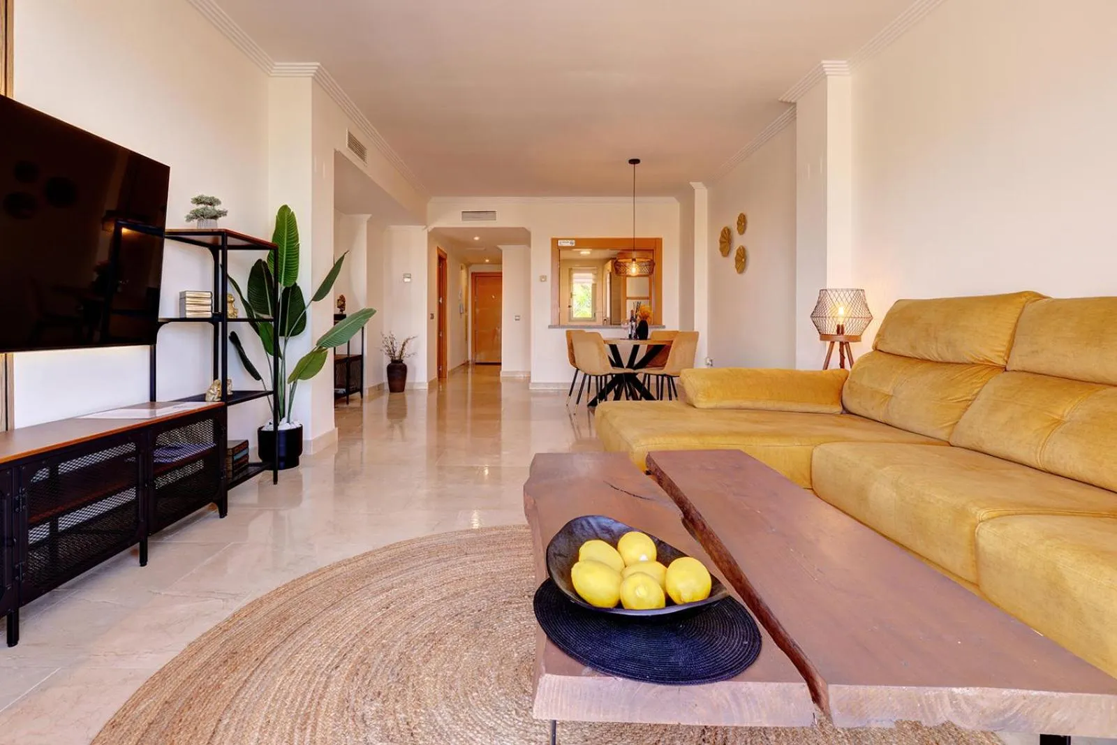Communal lounge/ TV room in Quartiers Marbella Golden Penthouse