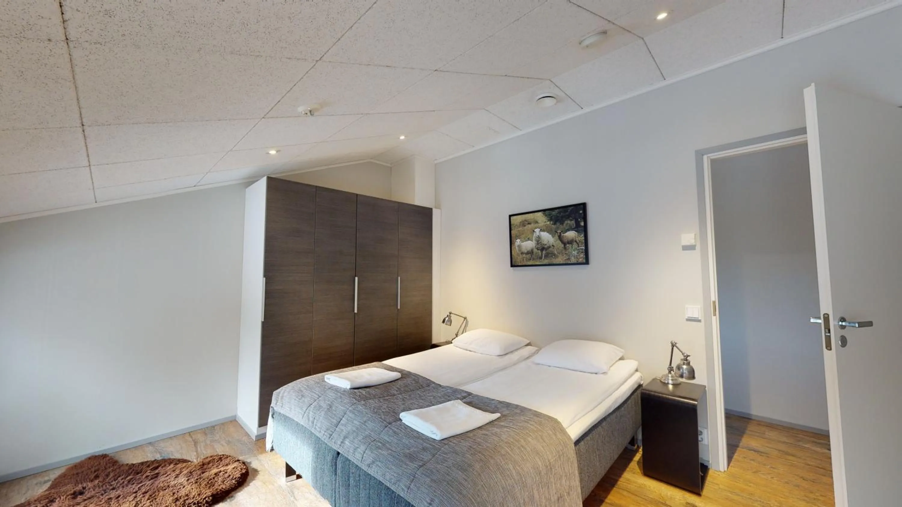 Photo of the whole room, Bed in Sandy Kelt - Irish House Apartments