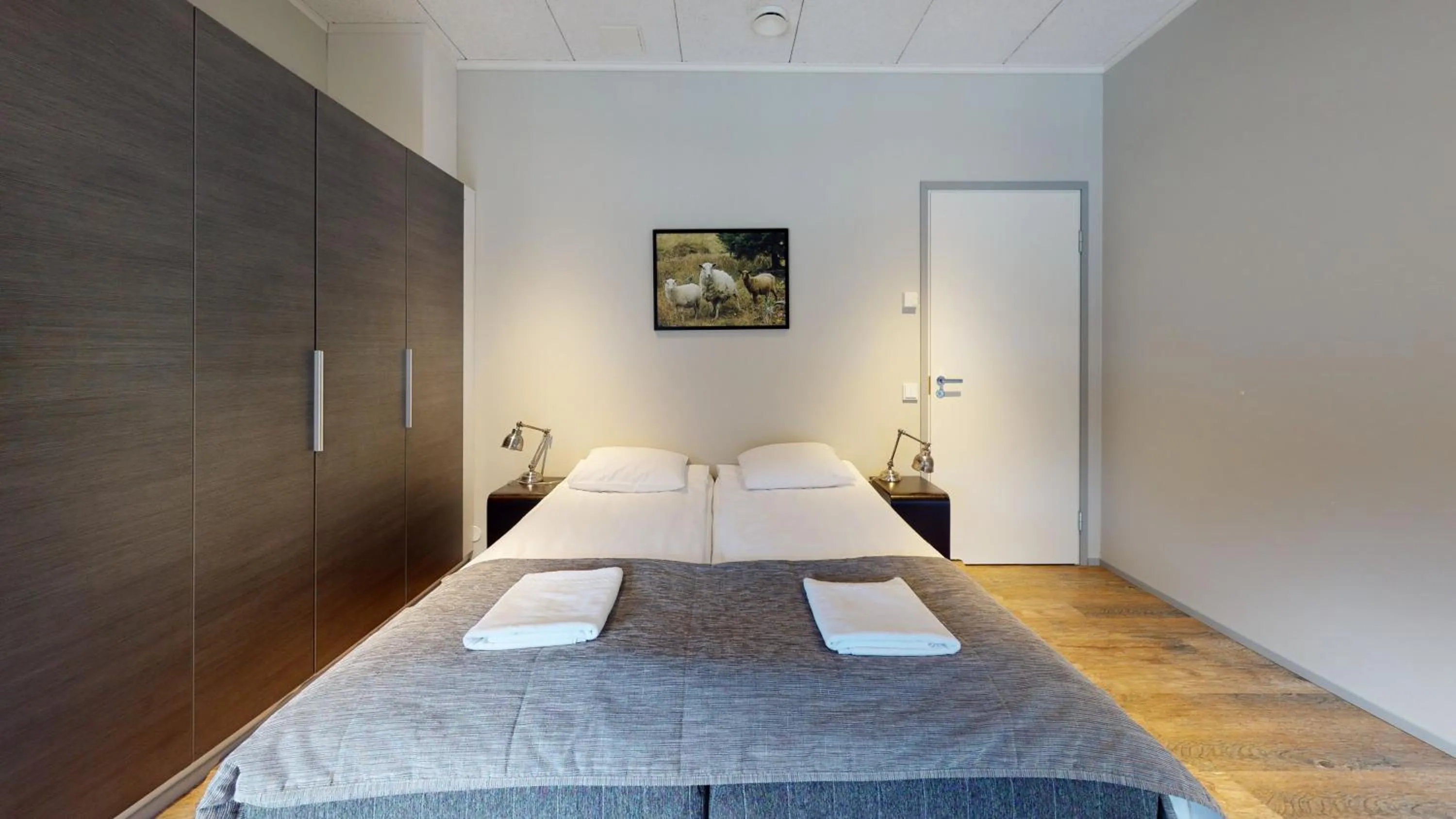 Photo of the whole room, Bed in Sandy Kelt - Irish House Apartments