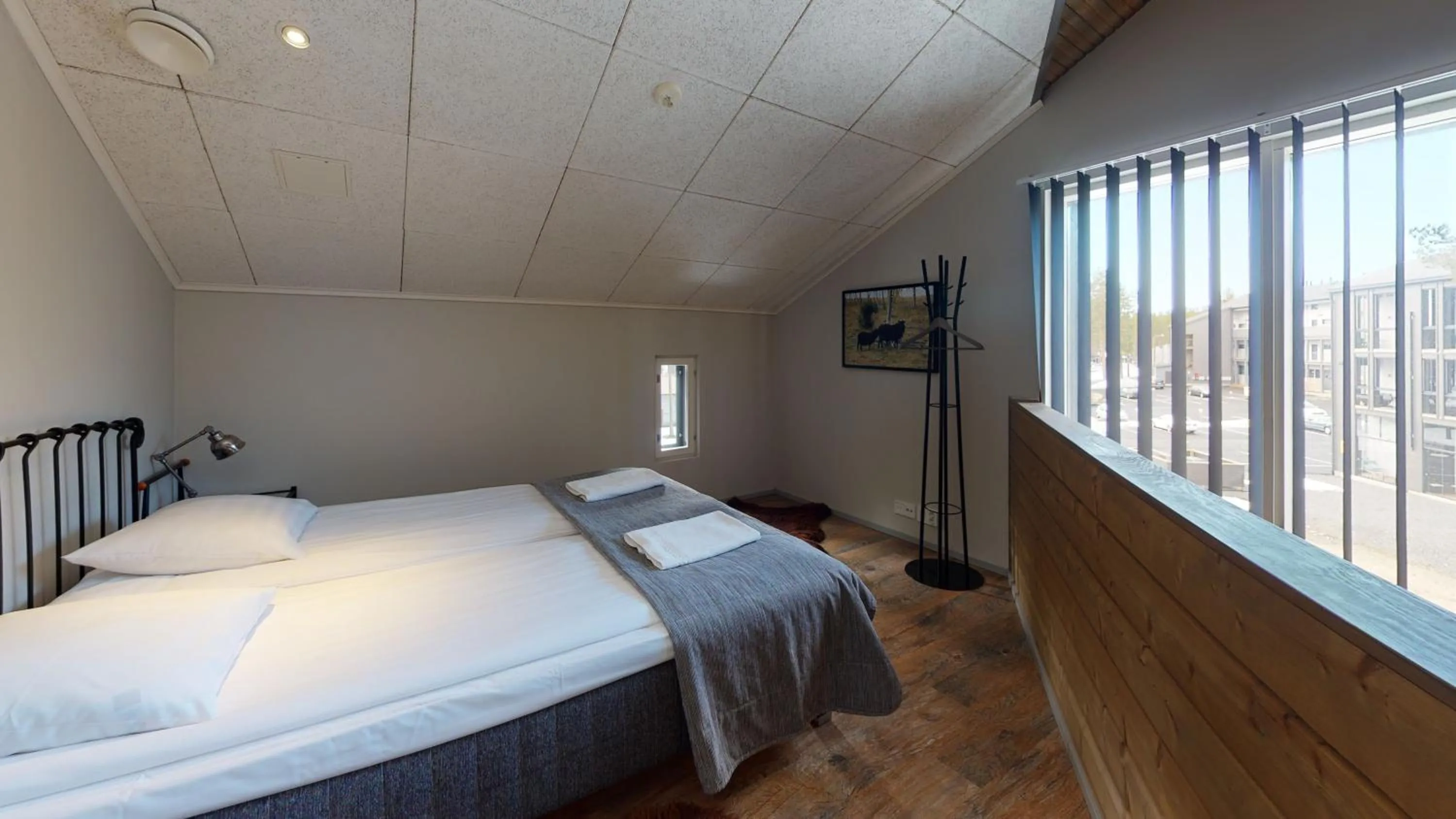 Photo of the whole room, Bed in Sandy Kelt - Irish House Apartments
