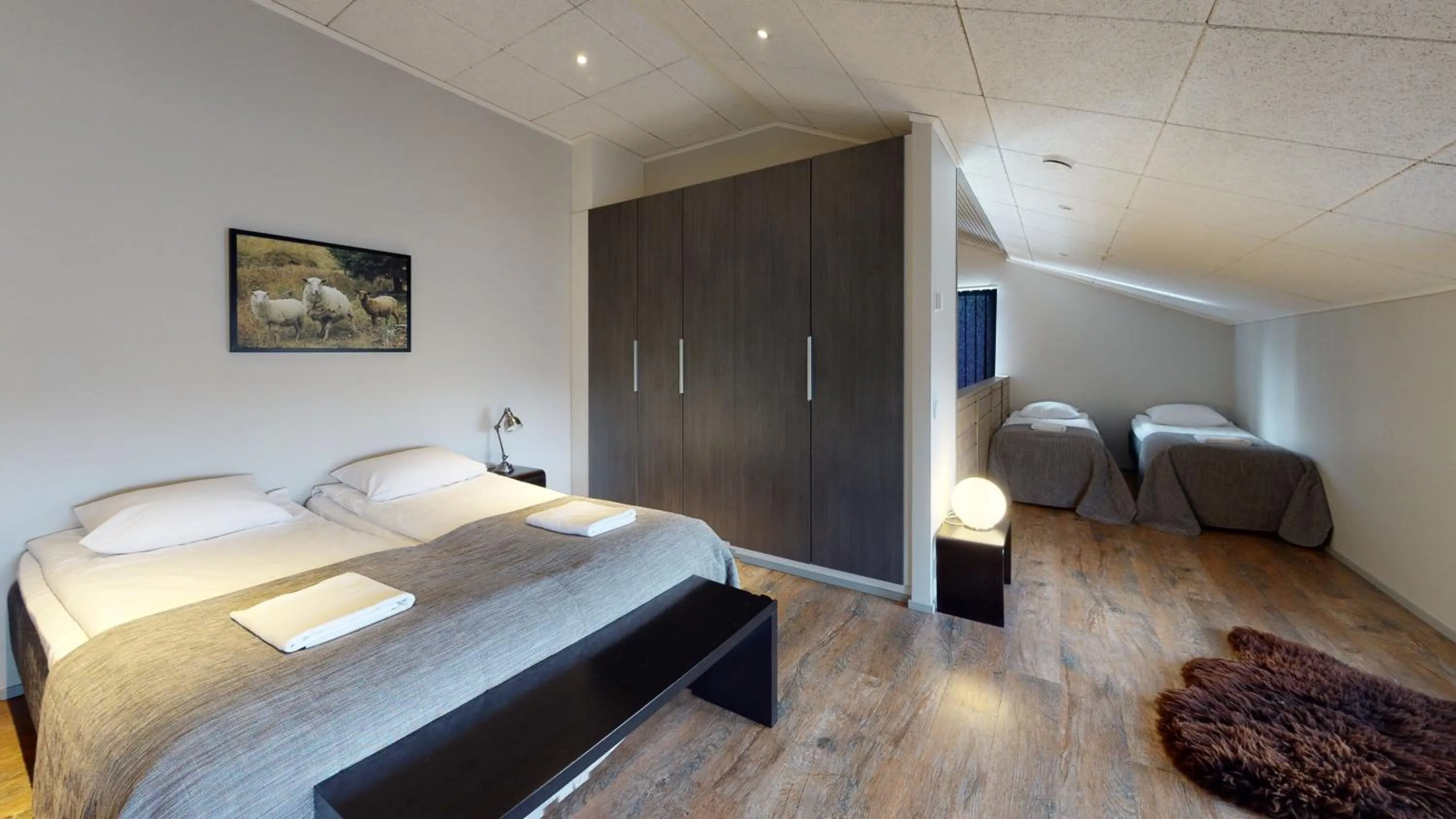 Photo of the whole room, Bed in Sandy Kelt - Irish House Apartments