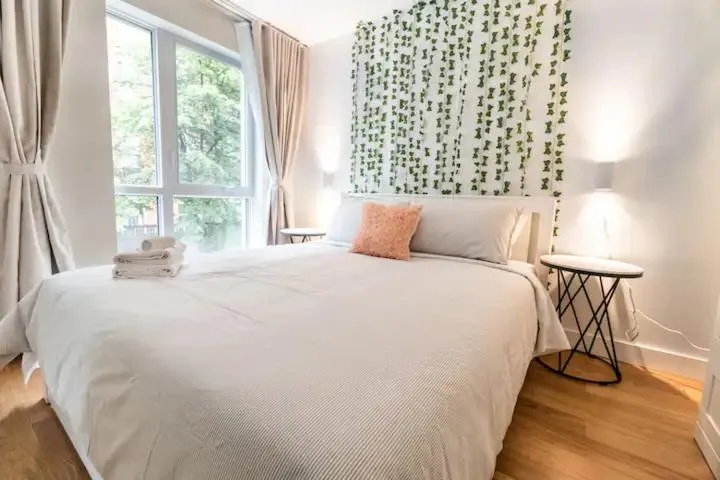 Junior Suite - single occupancy in Rozenhaus Hotel Montreal