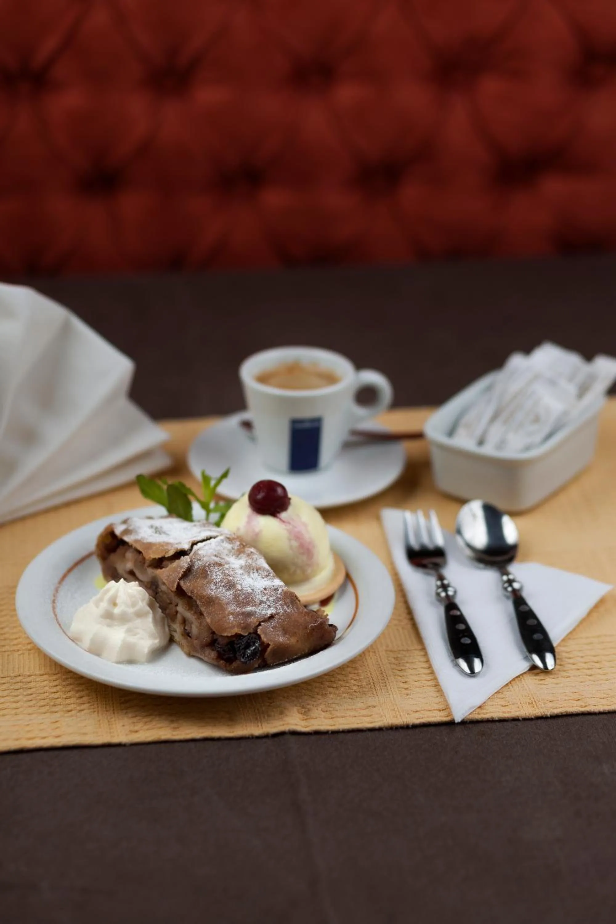 Restaurant/places to eat in Hotel Westfalenhaus