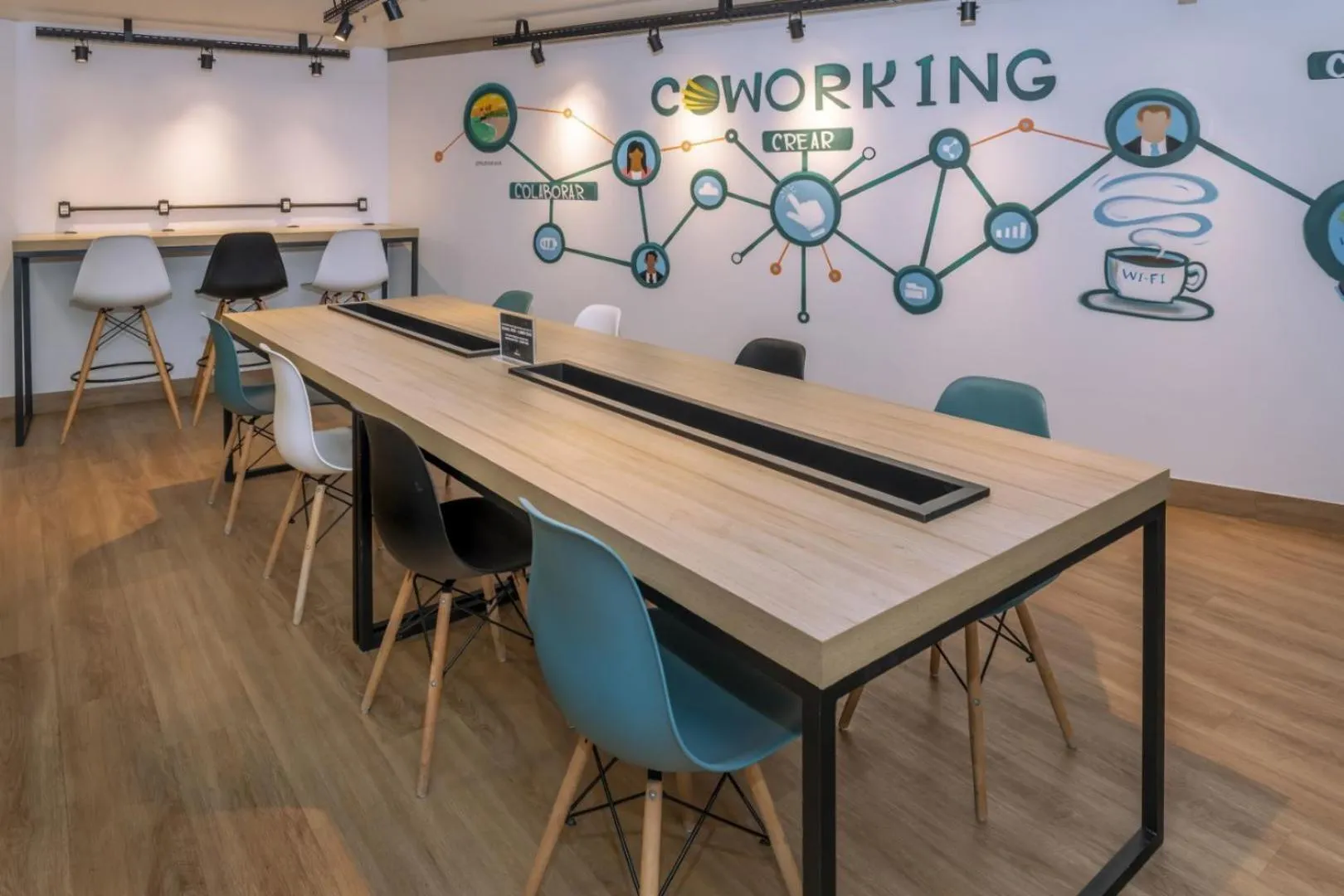 Meeting/conference room in SERHS Experience Suítes