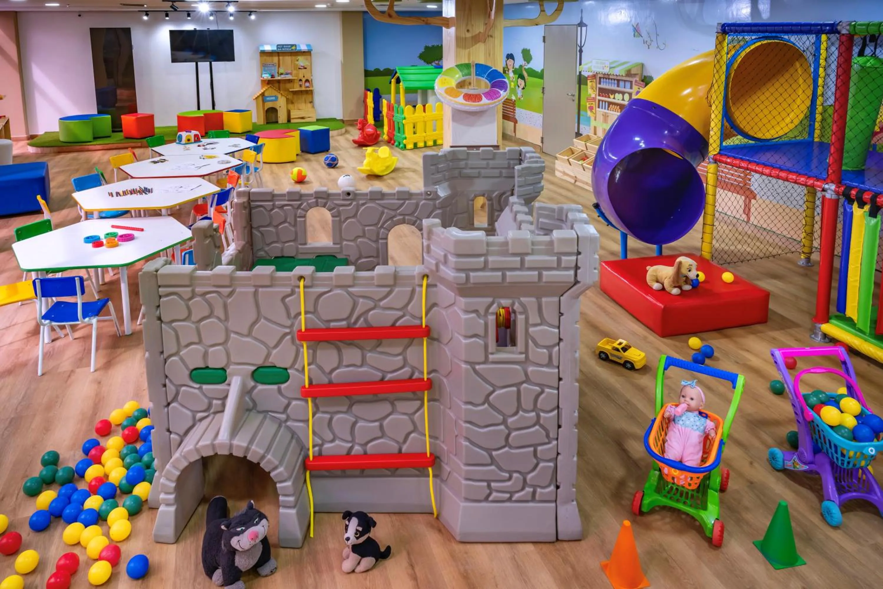 Communal lounge/ TV room in SERHS Experience Suítes