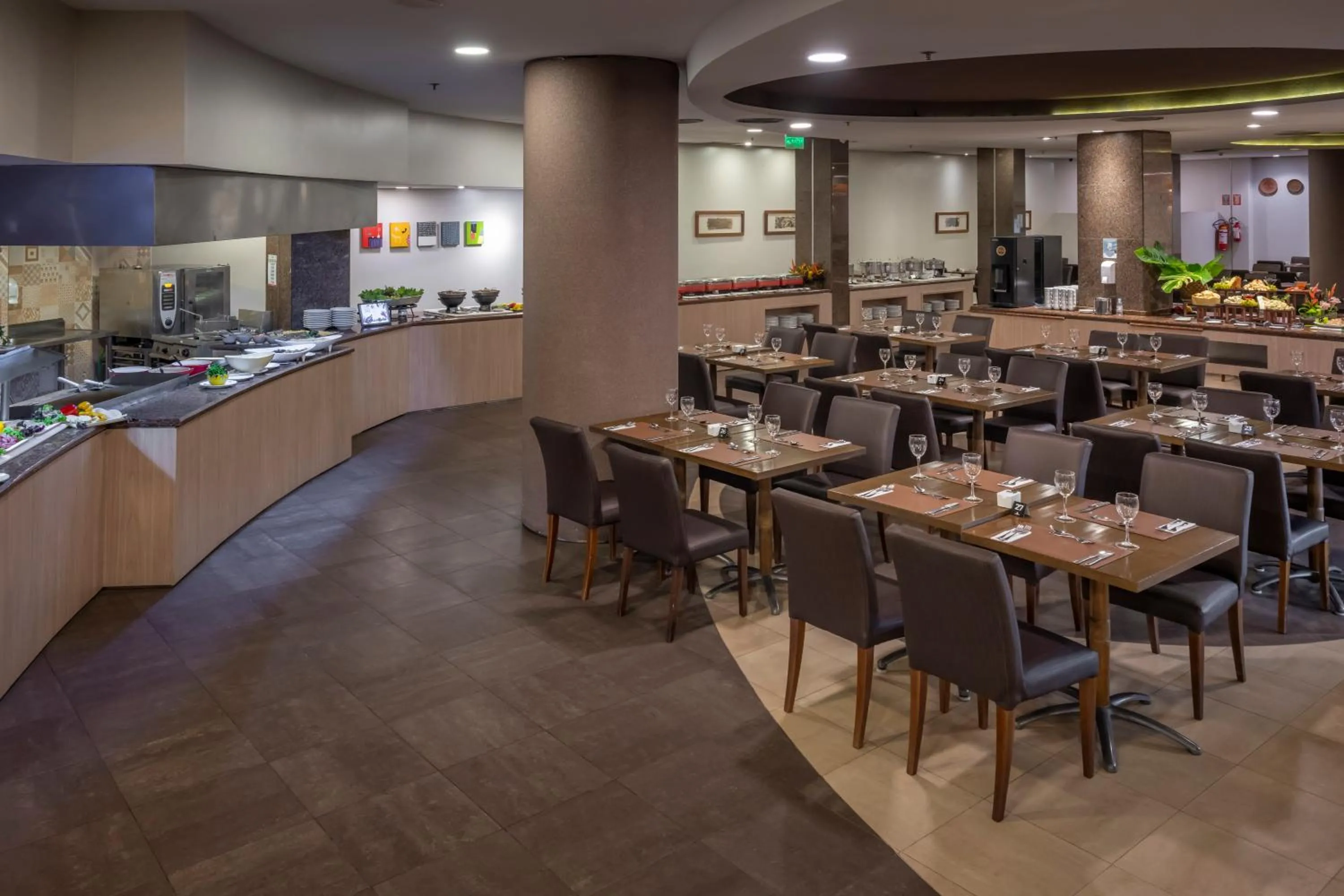 Restaurant/places to eat in SERHS Experience Suítes