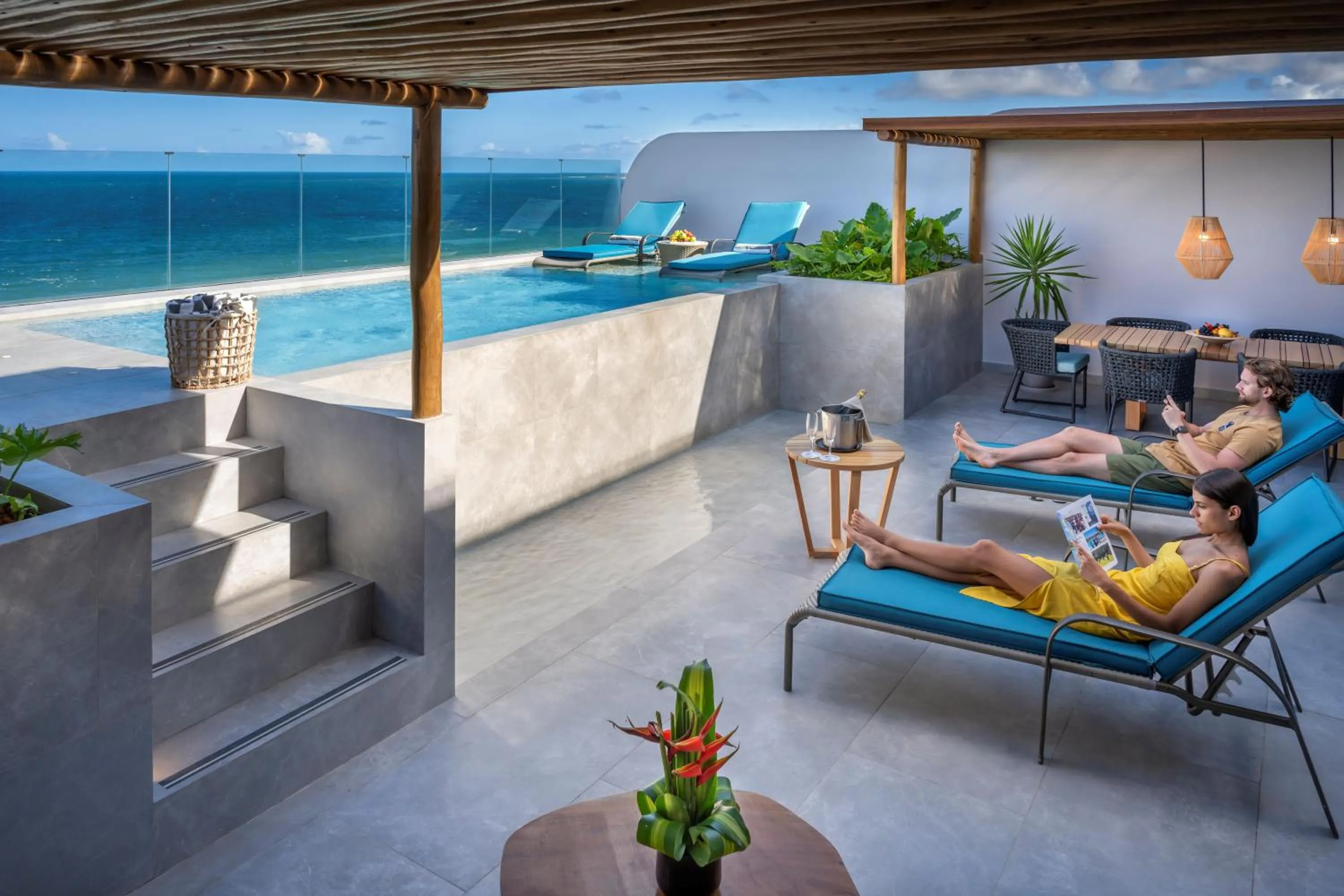 People in SERHS Experience Suítes