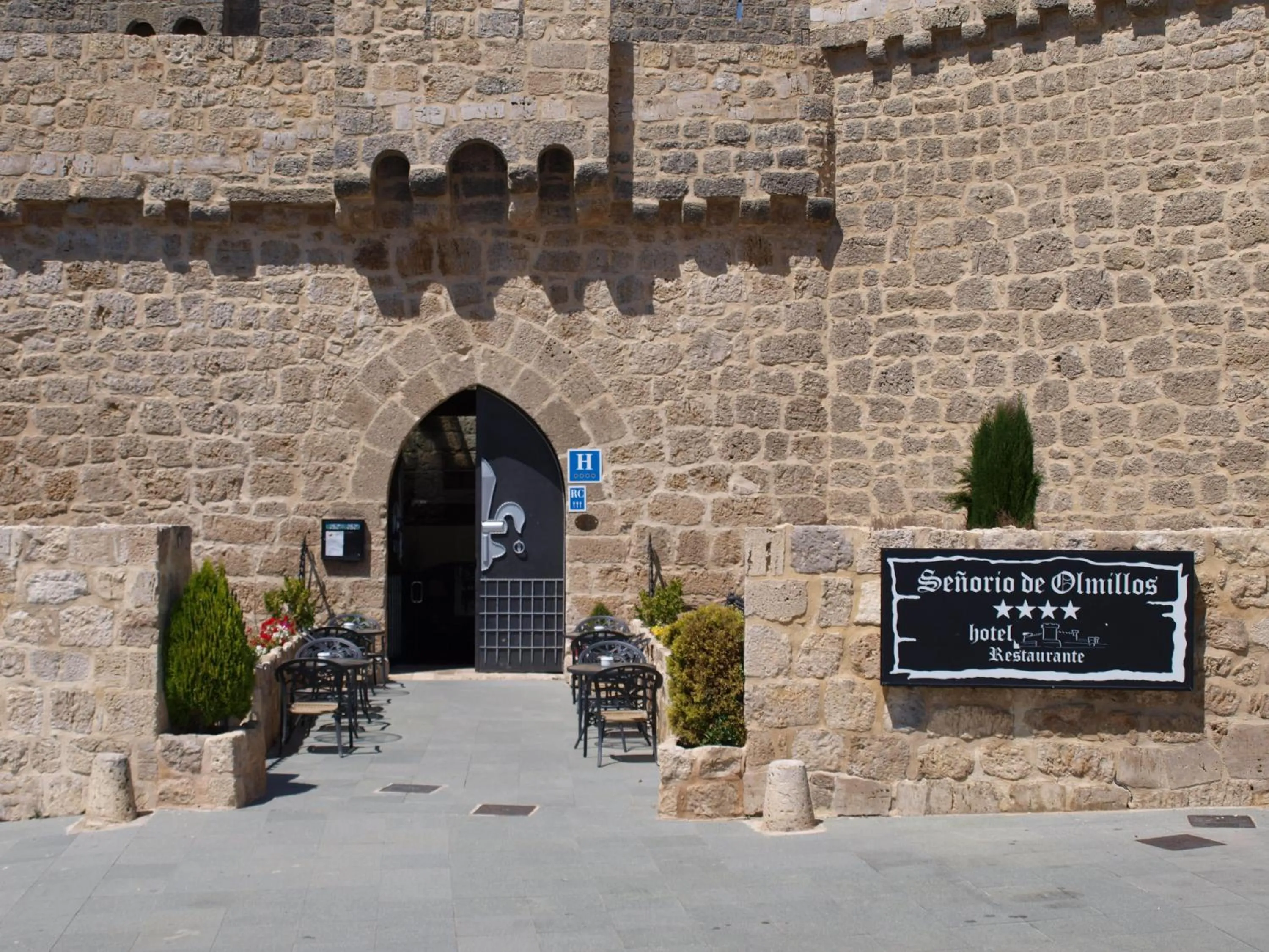 Facade/entrance in Señorio de Olmillos
