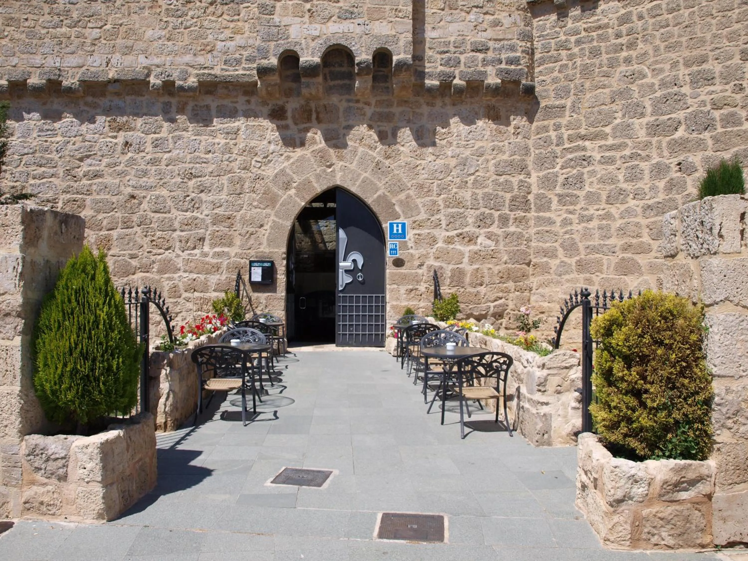 Facade/entrance in Señorio de Olmillos