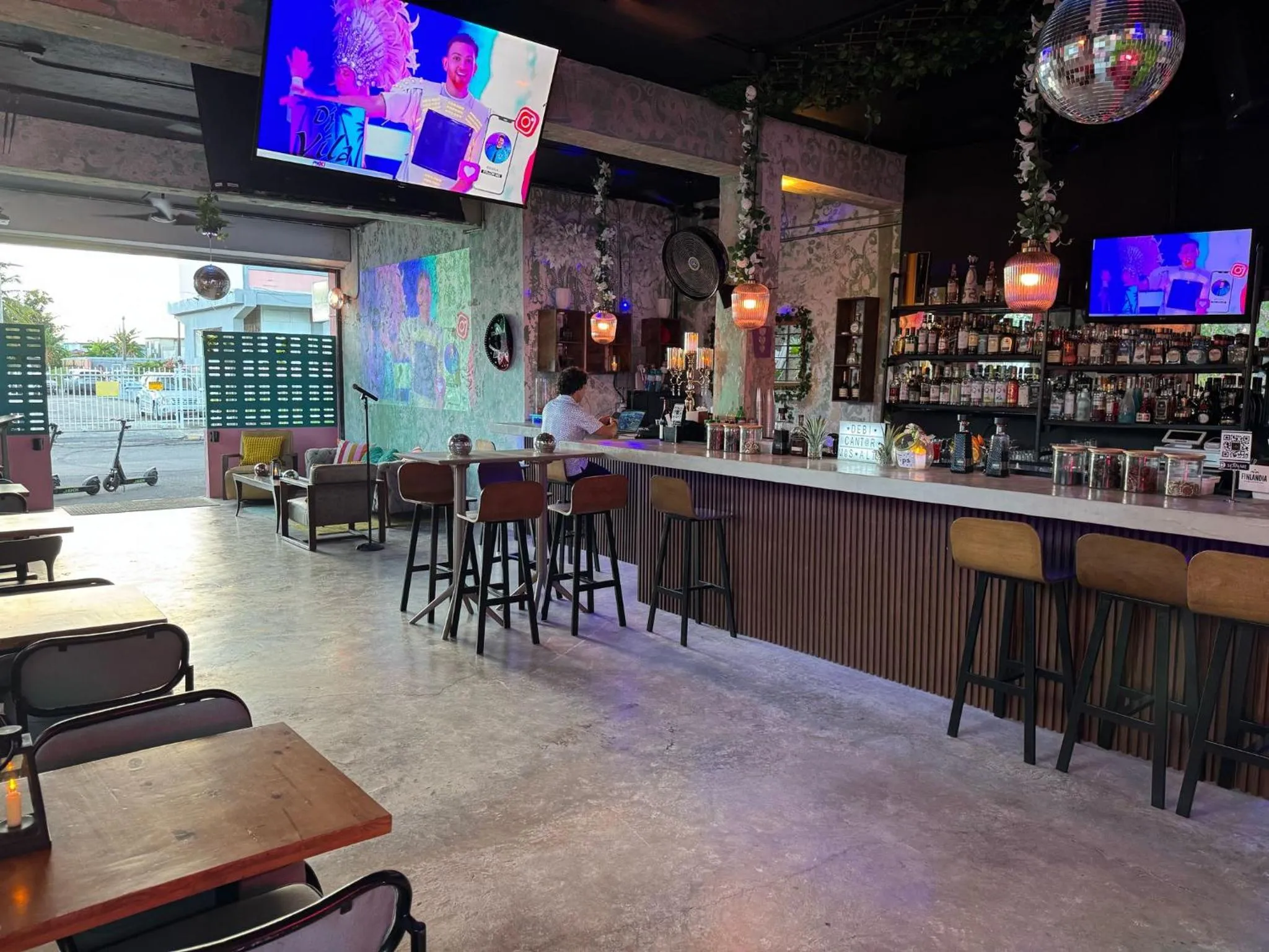 Karaoke in La Calma Poshtel