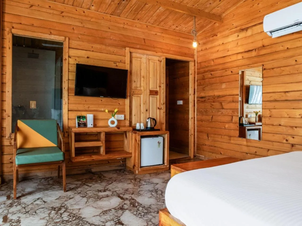 Bedroom, Bed in Dallas Beach Resorts Ashvem Beach