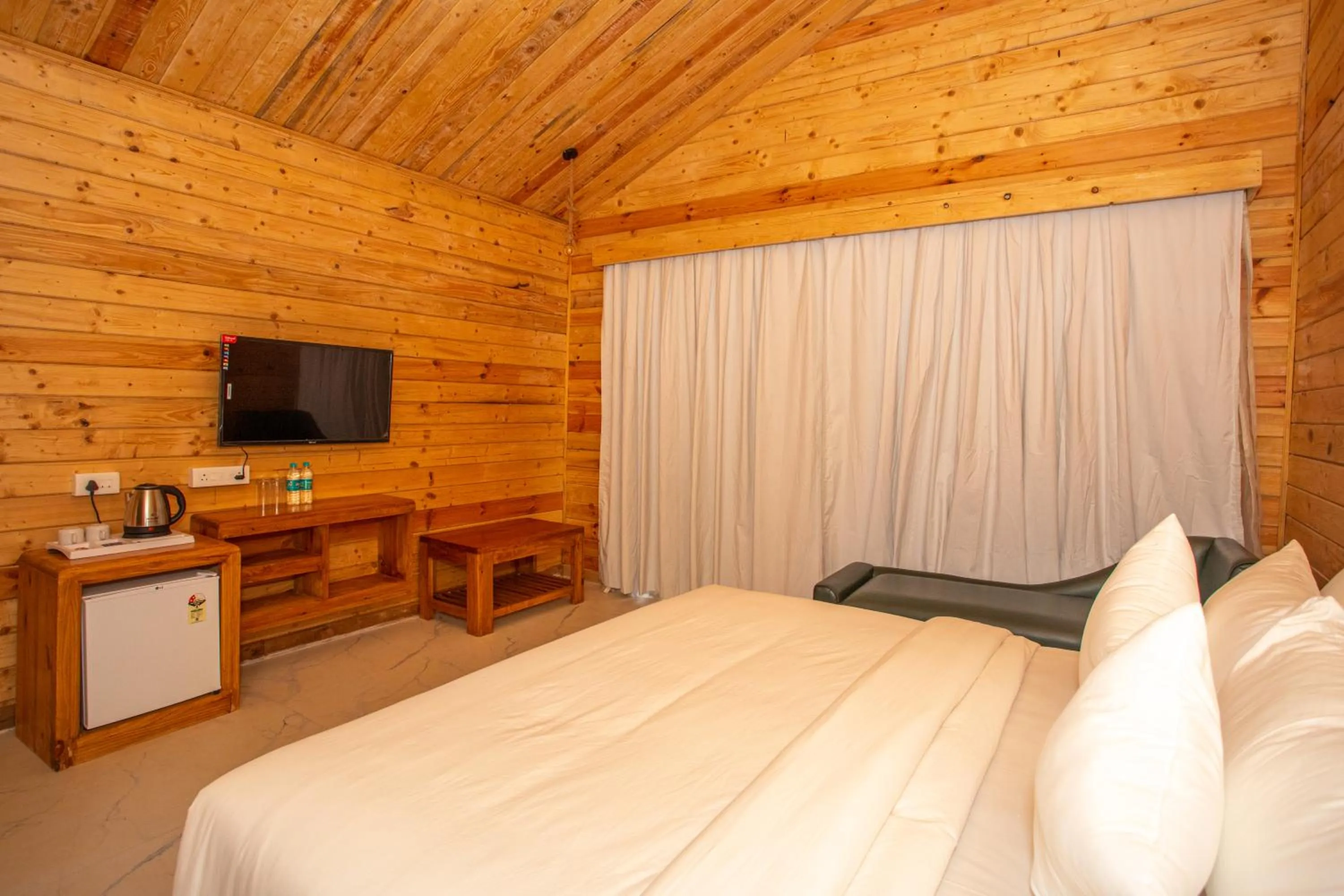 Bedroom, Bed in Dallas Beach Resorts Ashvem Beach