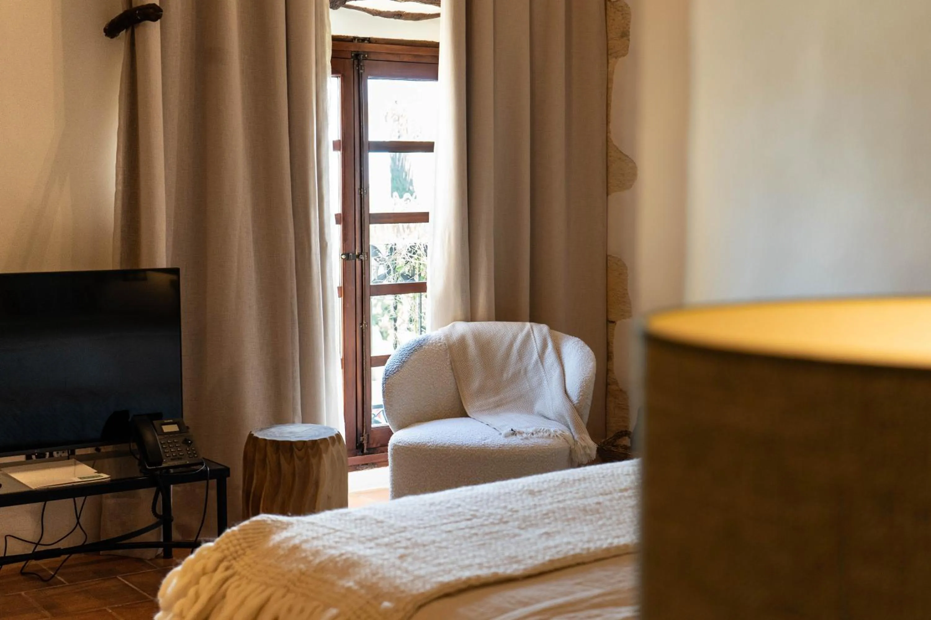 Seating area, Bed in Reserva Rotana Golf Resort