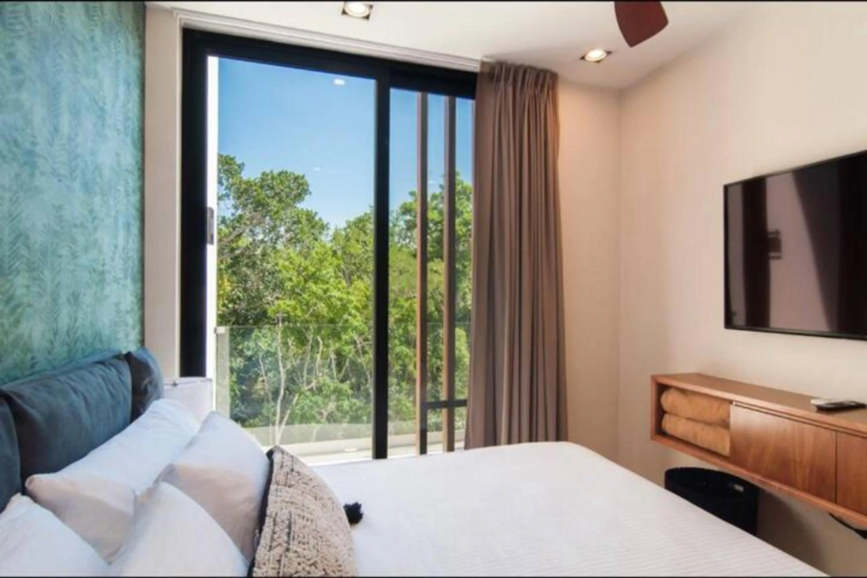 Bed in Spectacular Apartment Quiet Area Pool & Gym PURE 301