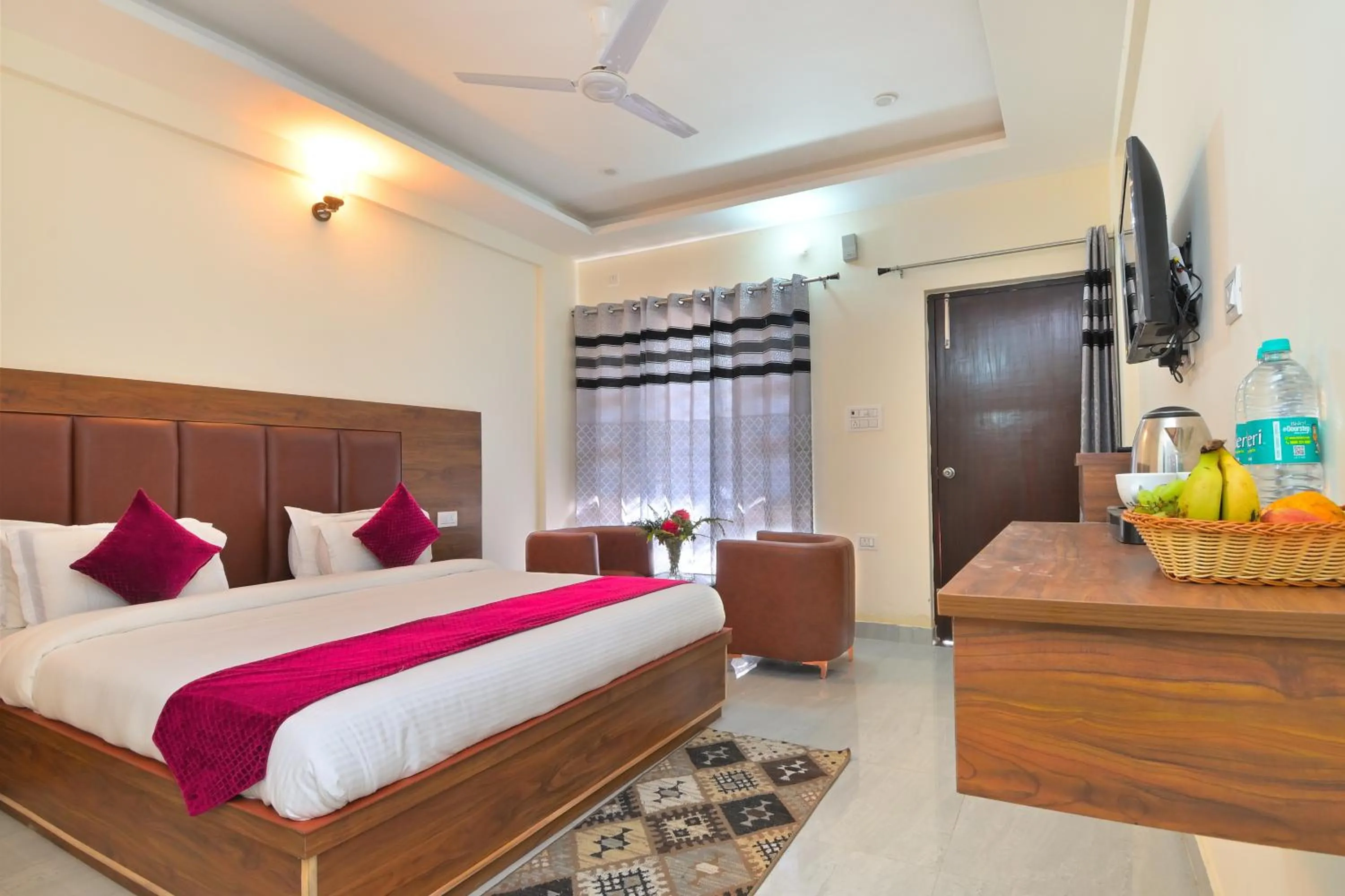 Bedroom, Bed in LA Riqueza Dhanolti View - Mountain View Rooms - Near to Eco Park & Surkanda Devi Temple