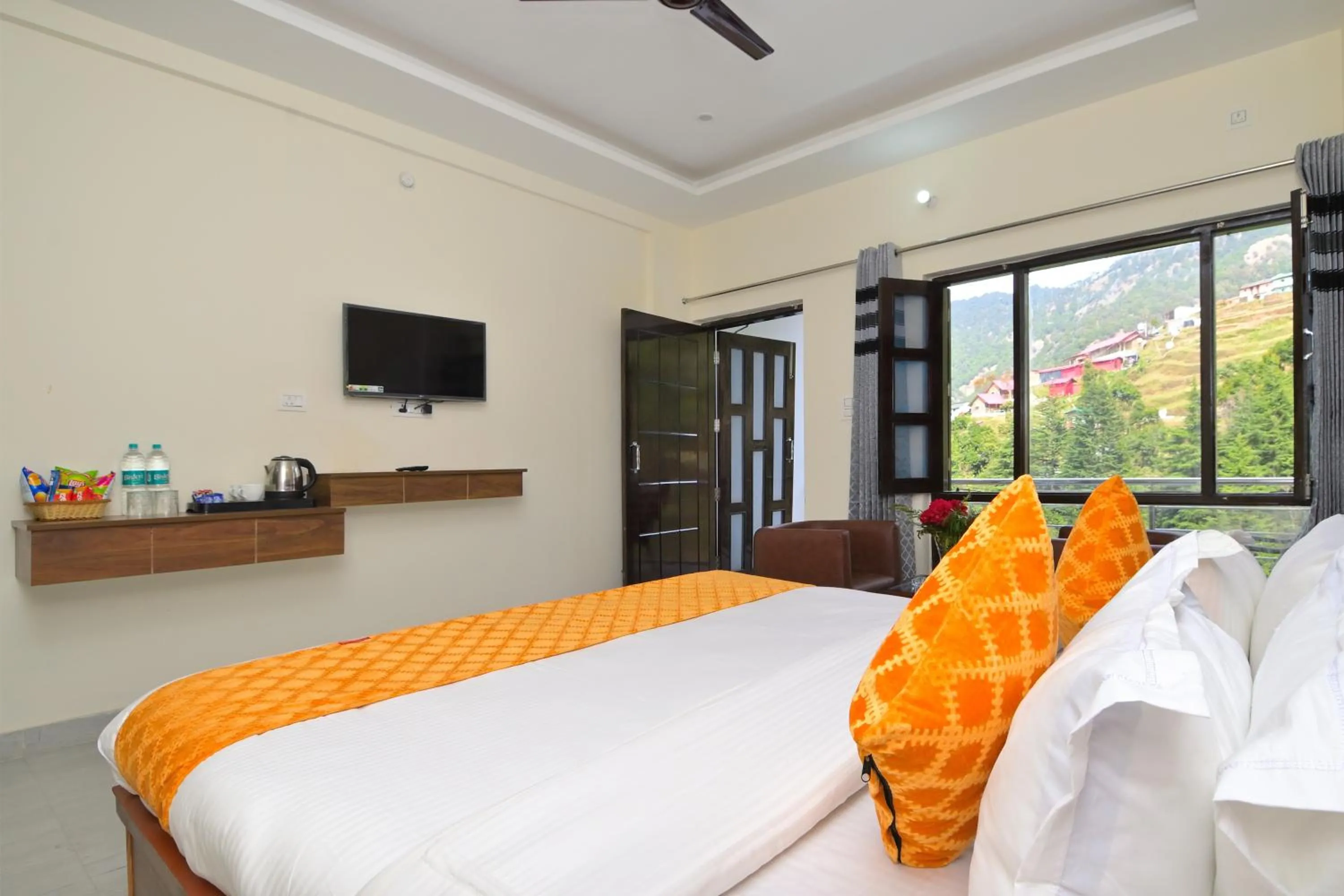 Bedroom, Bed in LA Riqueza Dhanolti View - Mountain View Rooms - Near to Eco Park & Surkanda Devi Temple