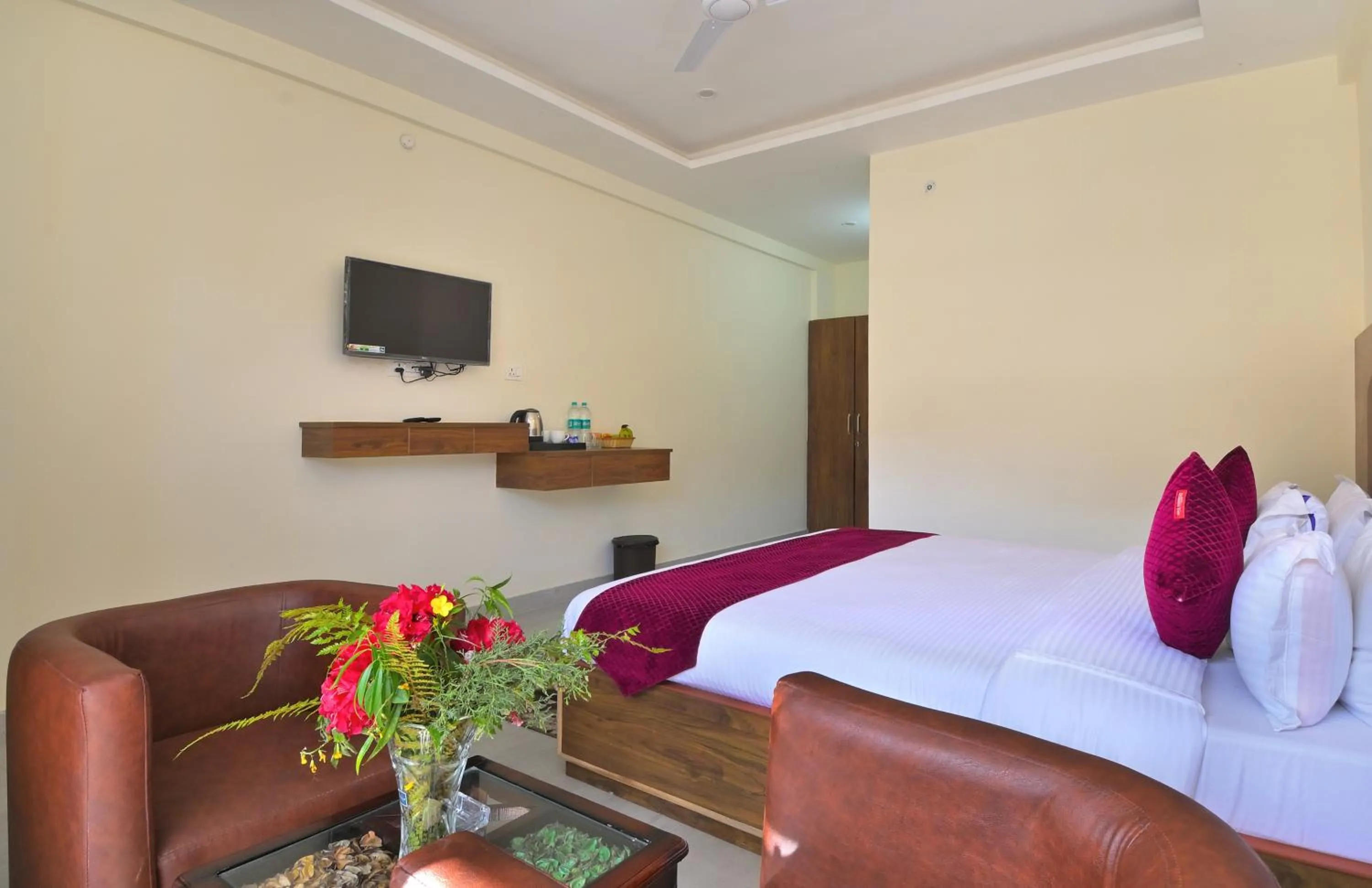 Bedroom, Bed in LA Riqueza Dhanolti View - Mountain View Rooms - Near to Eco Park & Surkanda Devi Temple