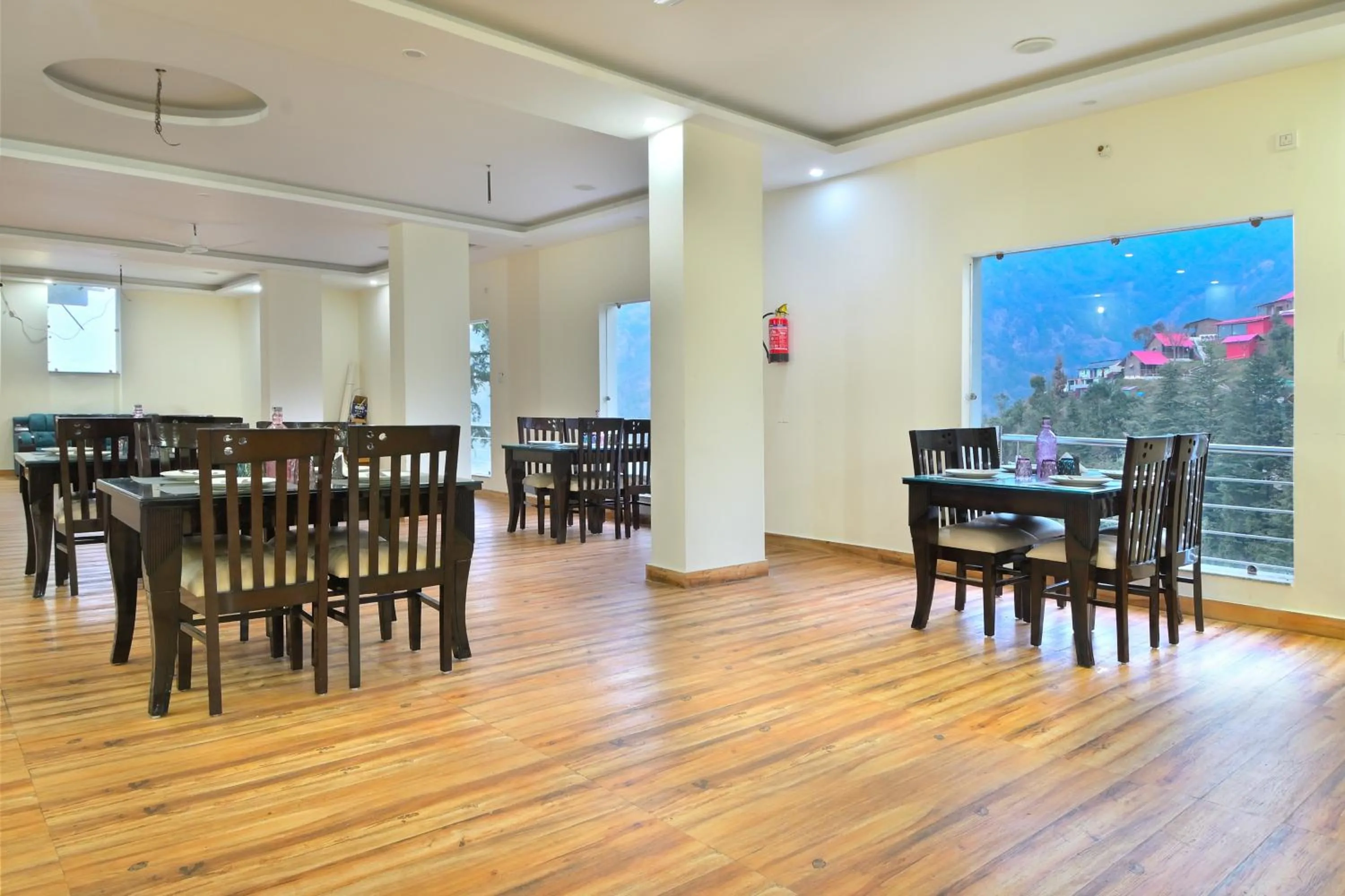 Restaurant/places to eat in LA Riqueza Dhanolti View - Mountain View Rooms - Near to Eco Park & Surkanda Devi Temple