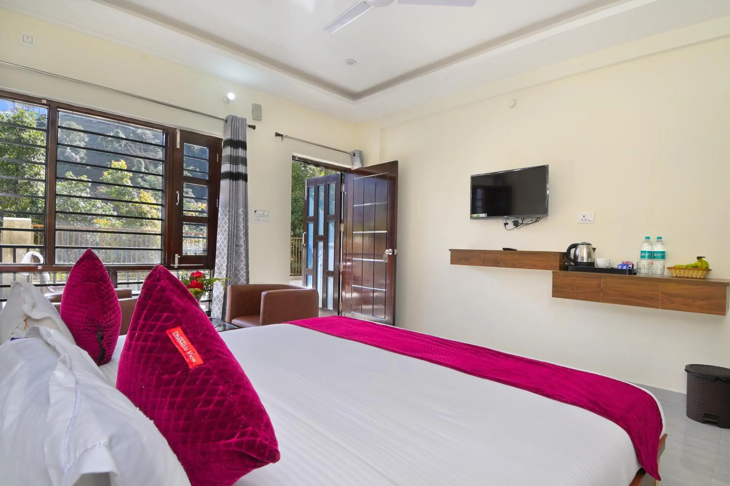 Bedroom, Bed in LA Riqueza Dhanolti View - Mountain View Rooms - Near to Eco Park & Surkanda Devi Temple