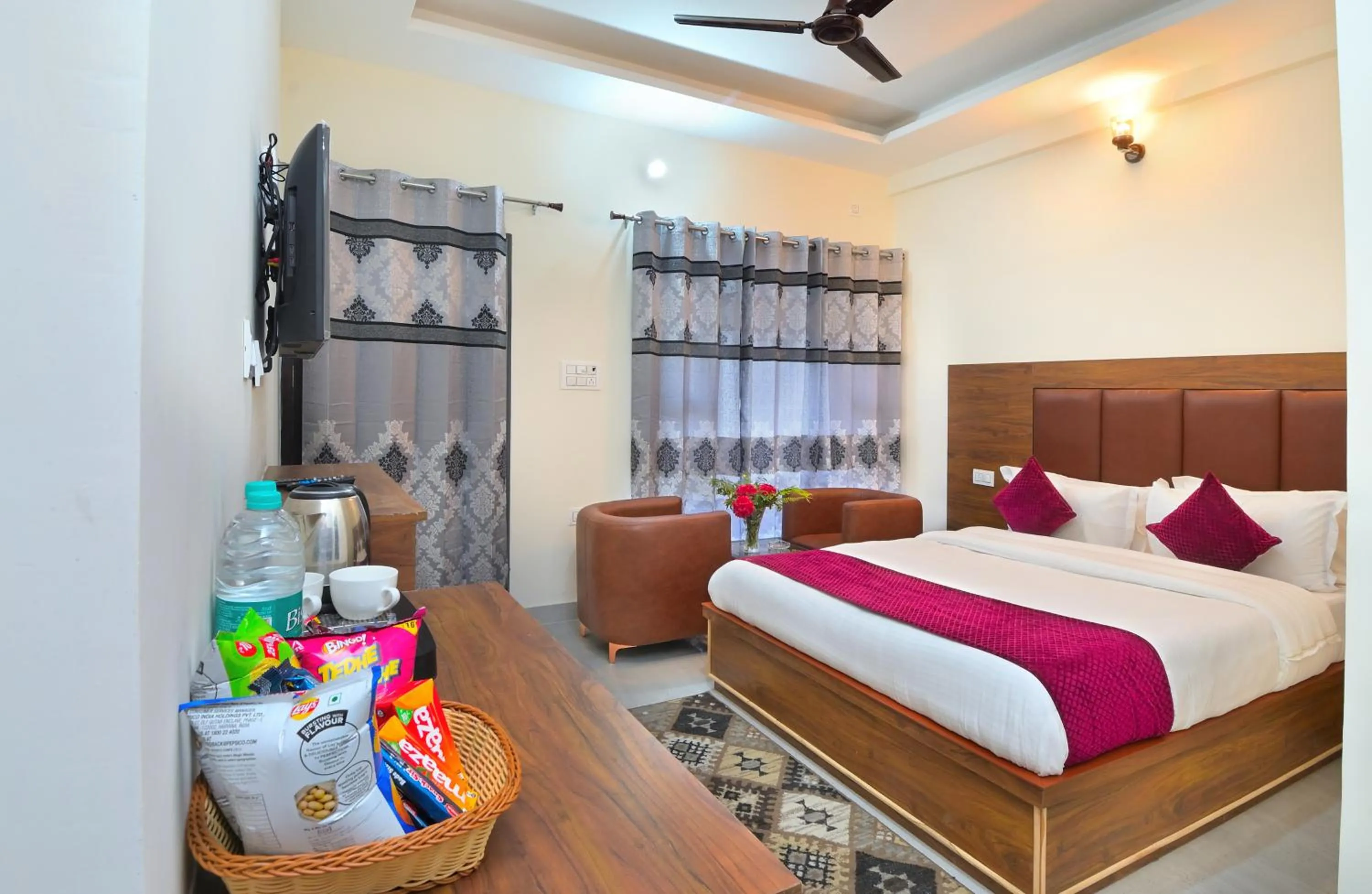 Food and drinks, Bed in LA Riqueza Dhanolti View - Mountain View Rooms - Near to Eco Park & Surkanda Devi Temple