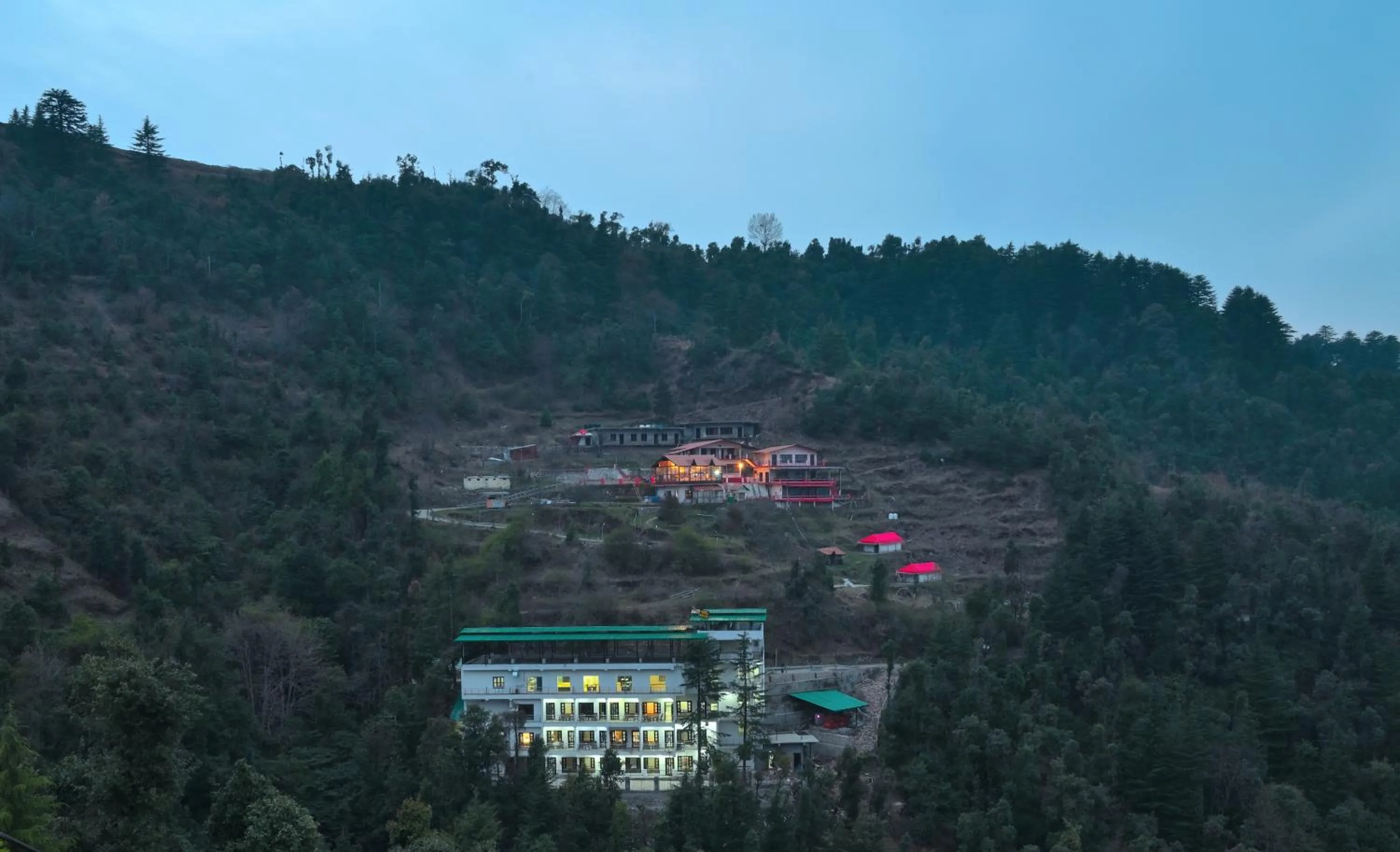 Property building in LA Riqueza Dhanolti View - Mountain View Rooms - Near to Eco Park & Surkanda Devi Temple