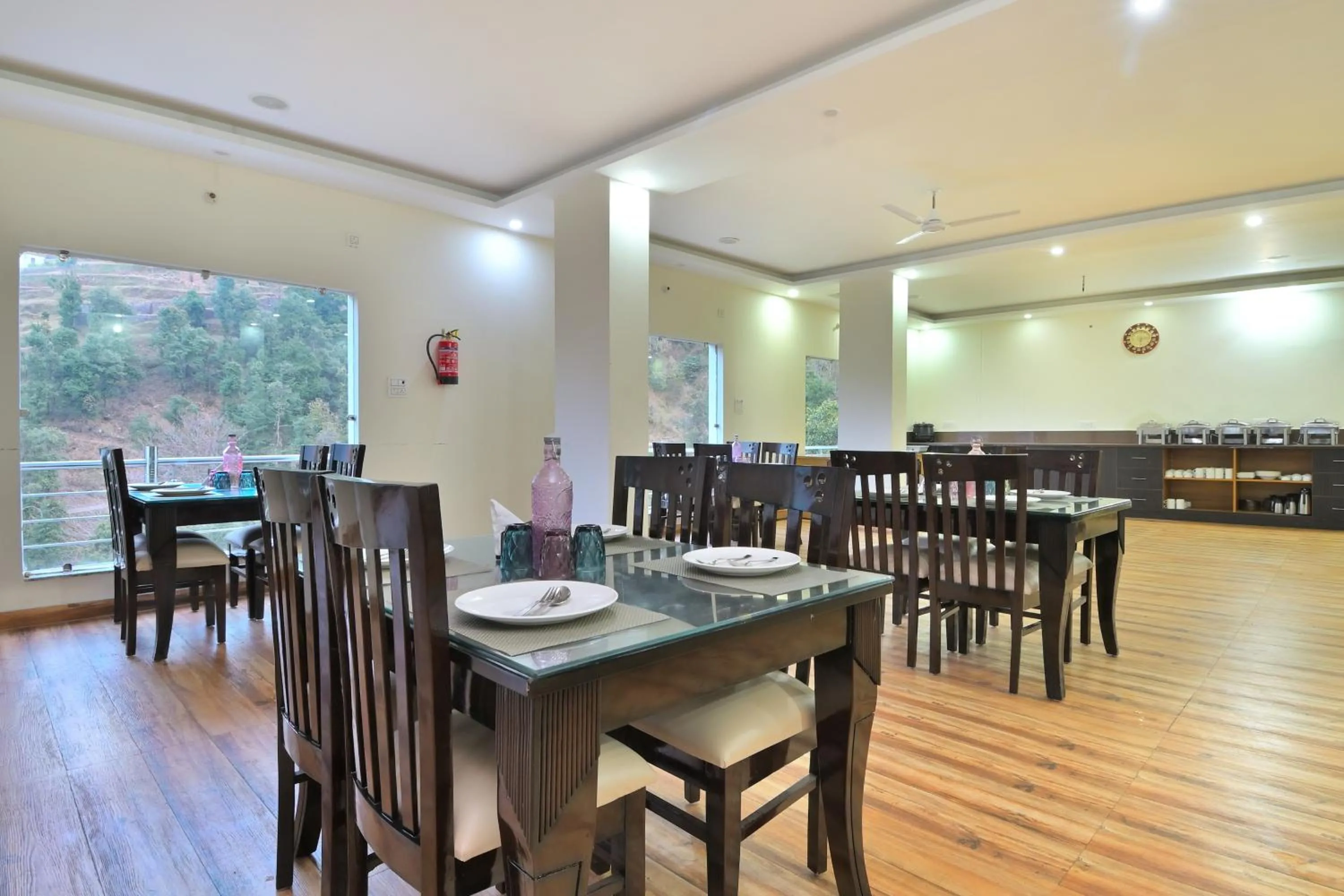 Restaurant/places to eat in LA Riqueza Dhanolti View - Mountain View Rooms - Near to Eco Park & Surkanda Devi Temple