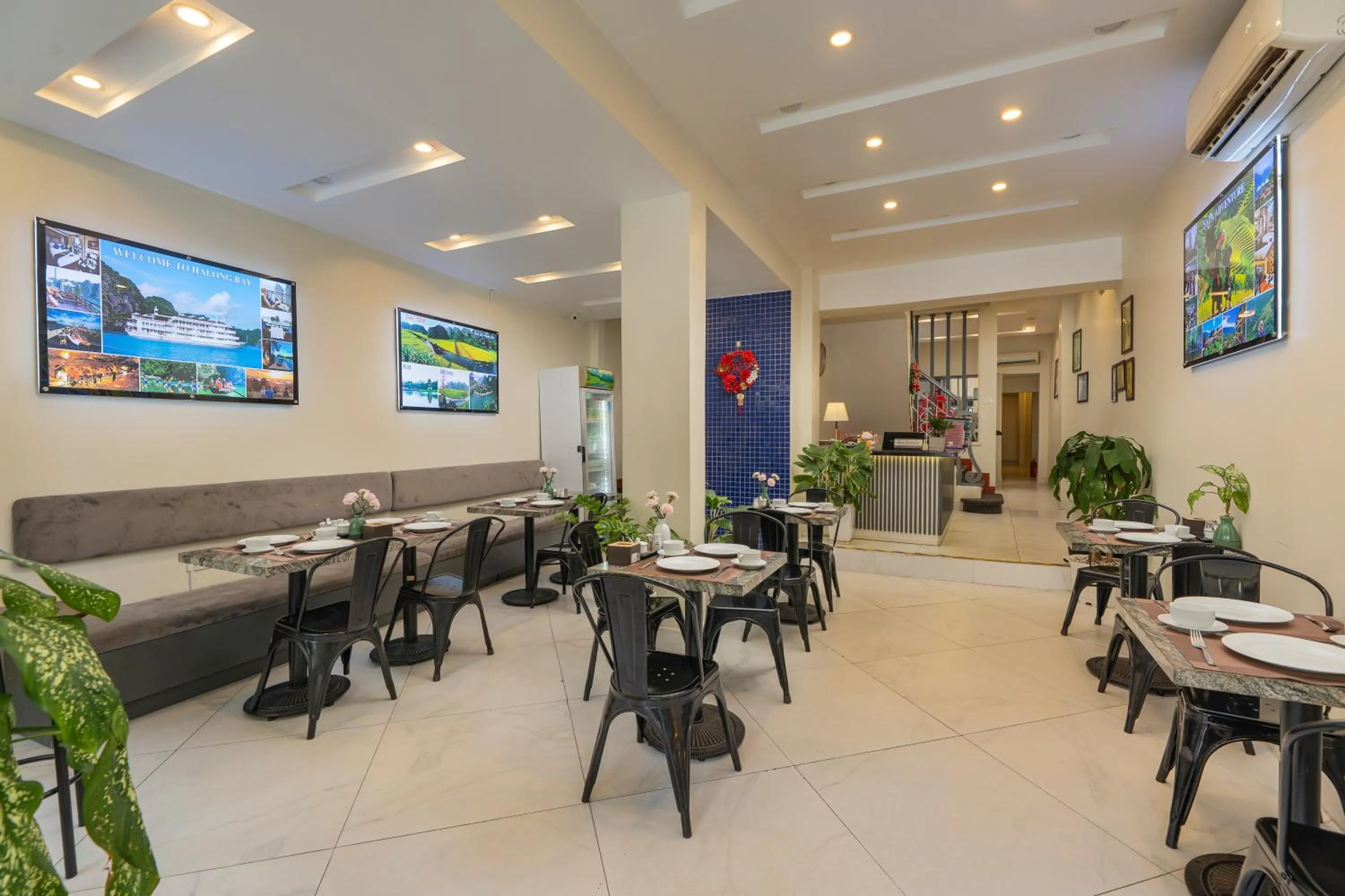 Restaurant/places to eat in Queen Cafe Hotel & Pub