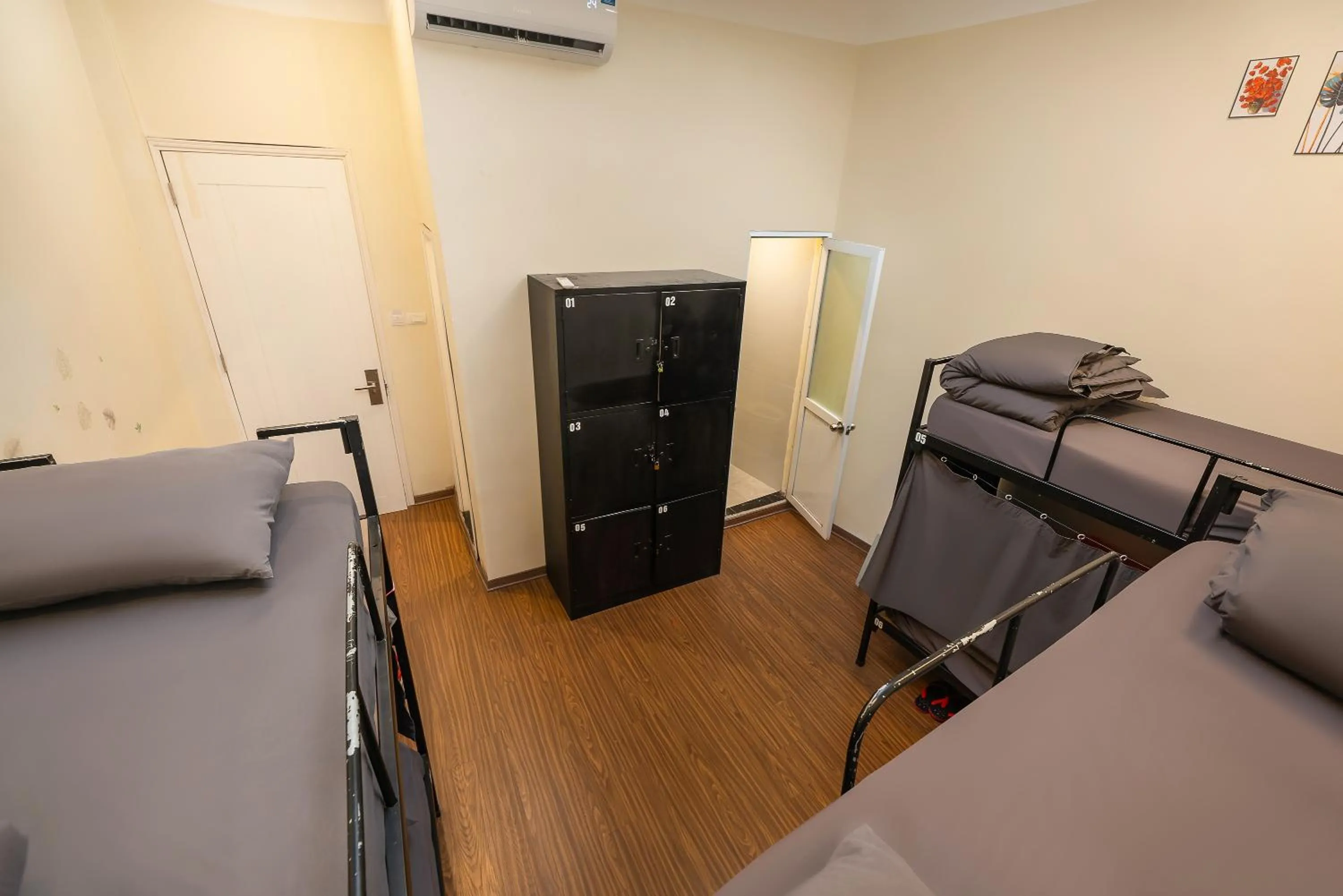 Bed in Queen Cafe Hotel & Pub