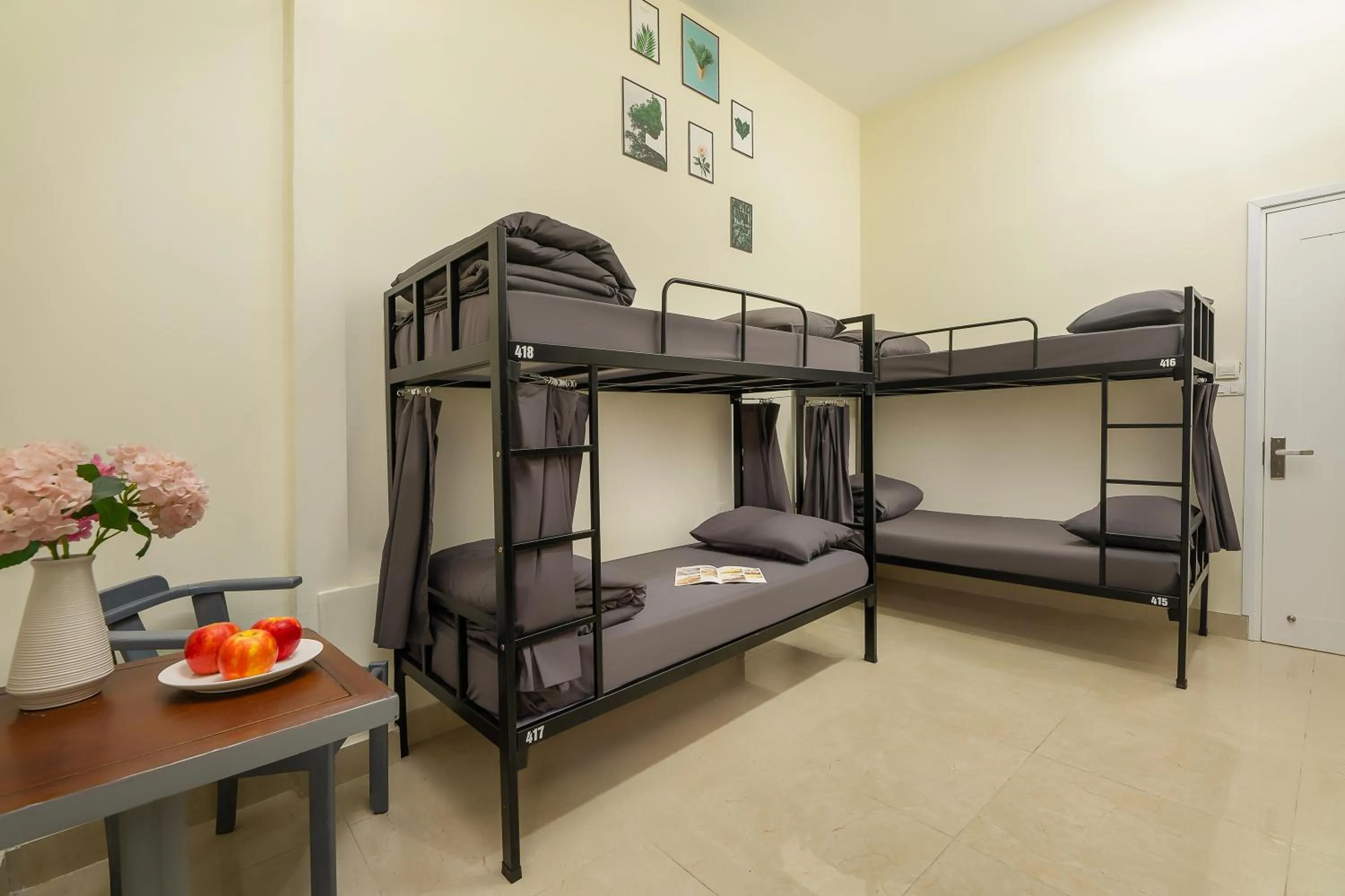 Photo of the whole room, Bed in Queen Cafe Hotel & Pub