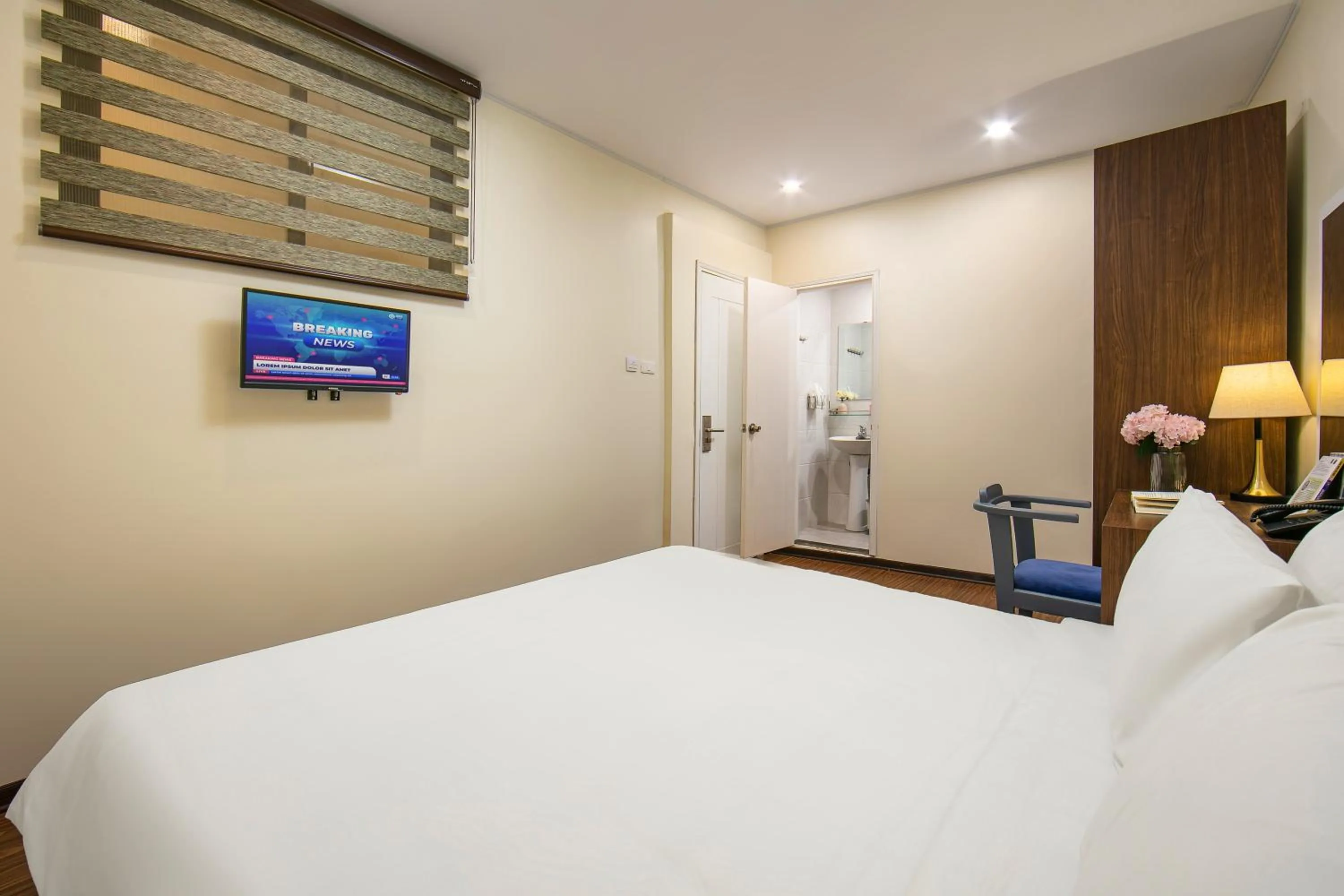 Bed in Queen Cafe Hotel & Pub