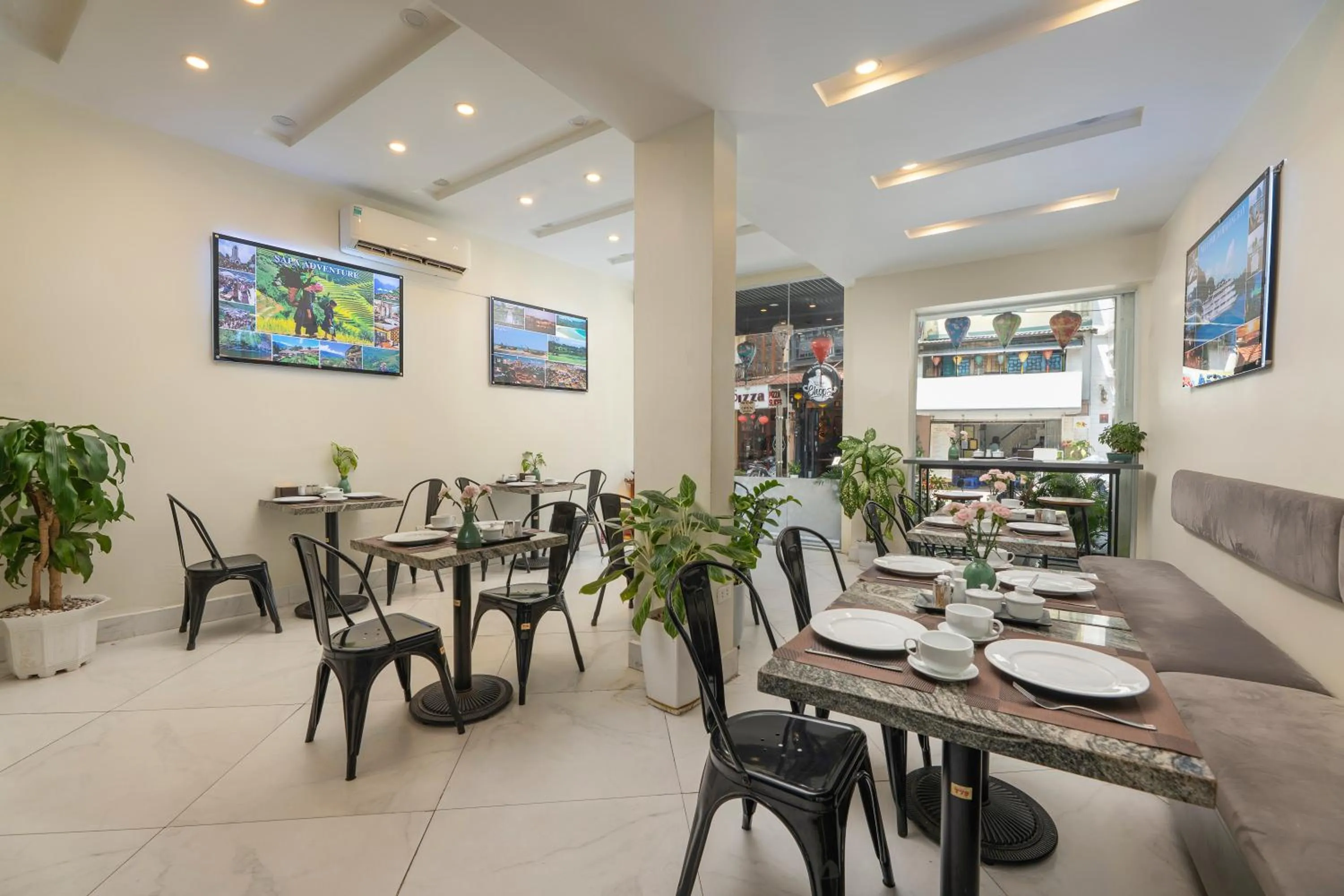 Restaurant/places to eat in Queen Cafe Hotel & Pub