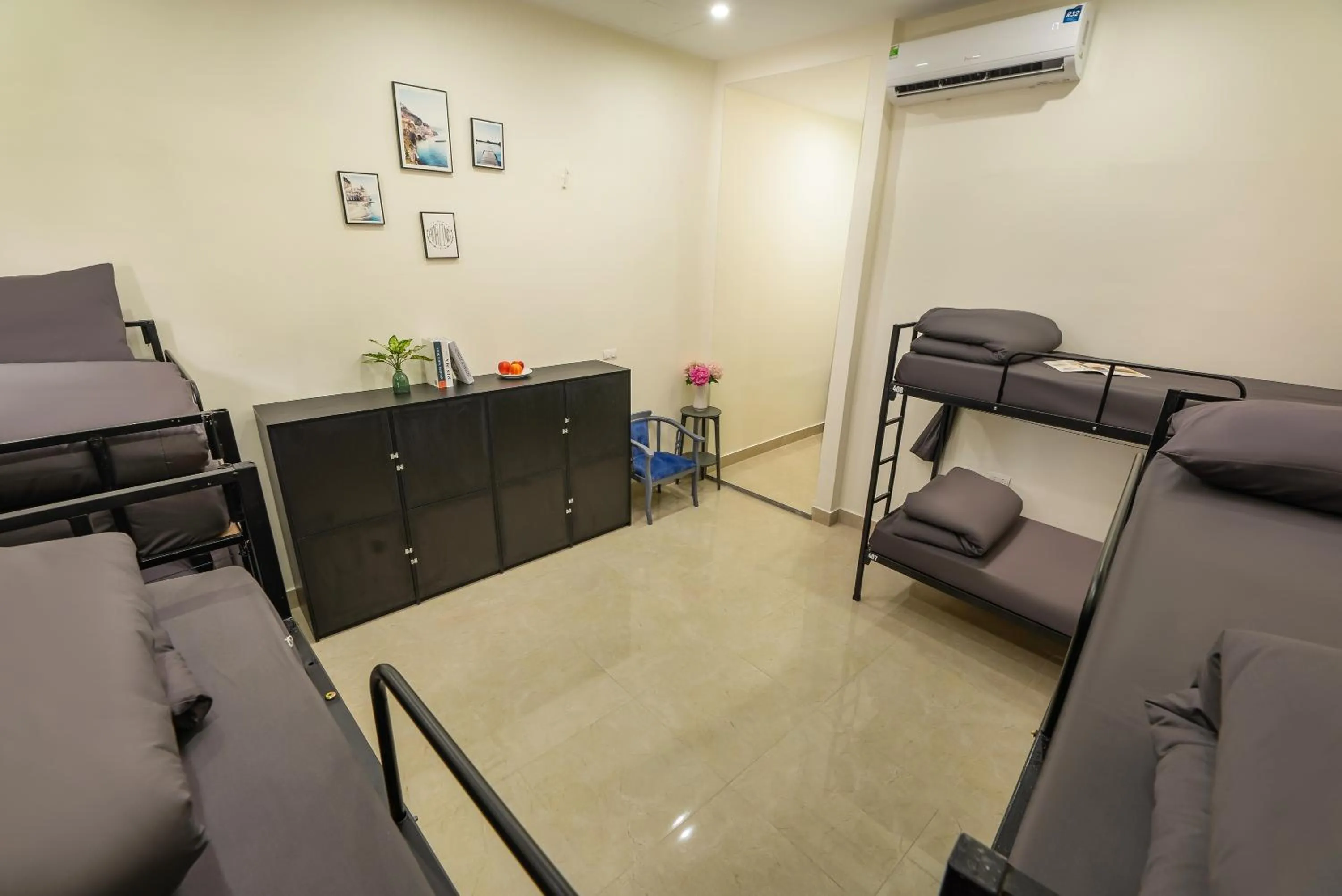 Living room in Queen Cafe Hotel & Pub