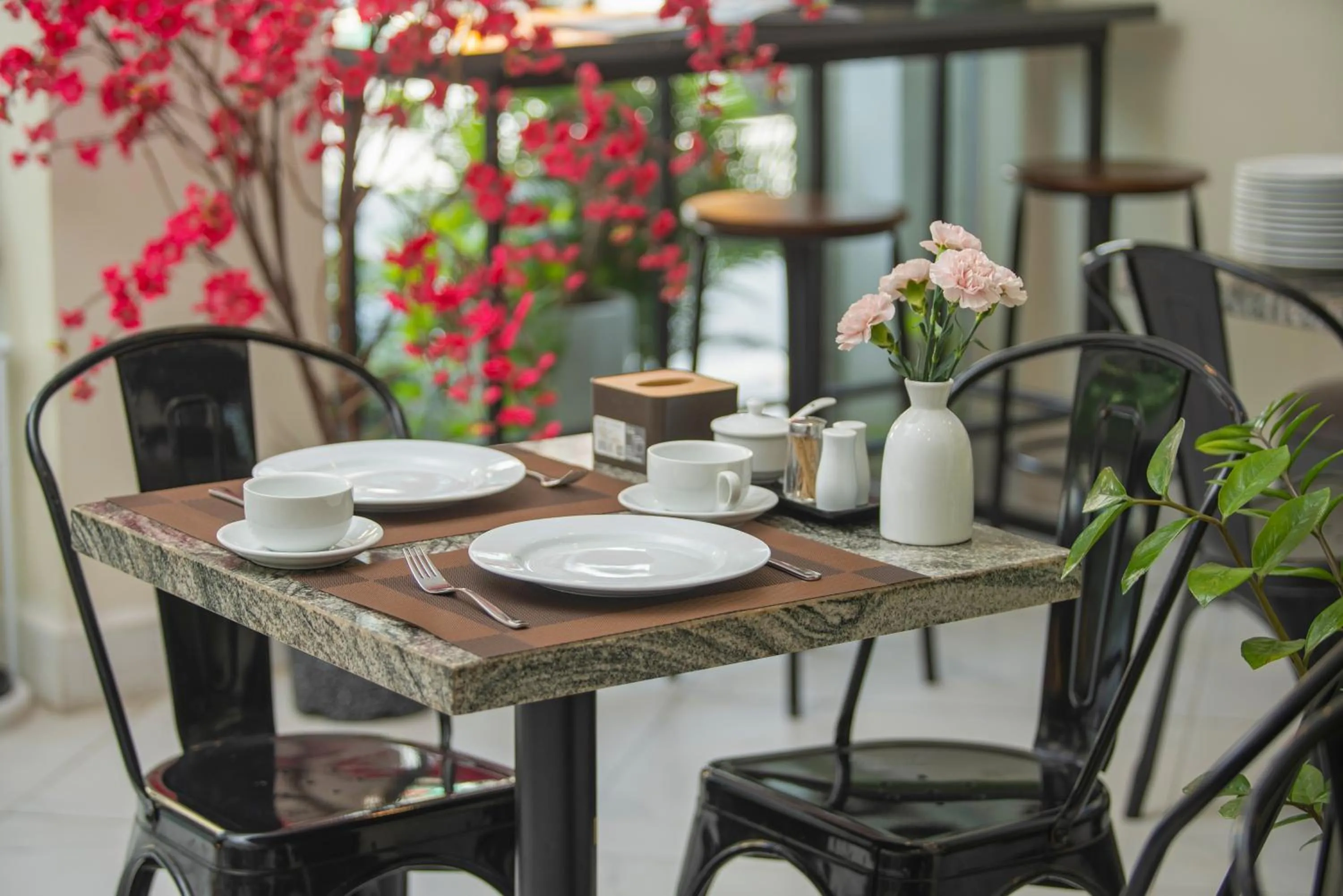 Restaurant/places to eat in Queen Cafe Hotel & Pub