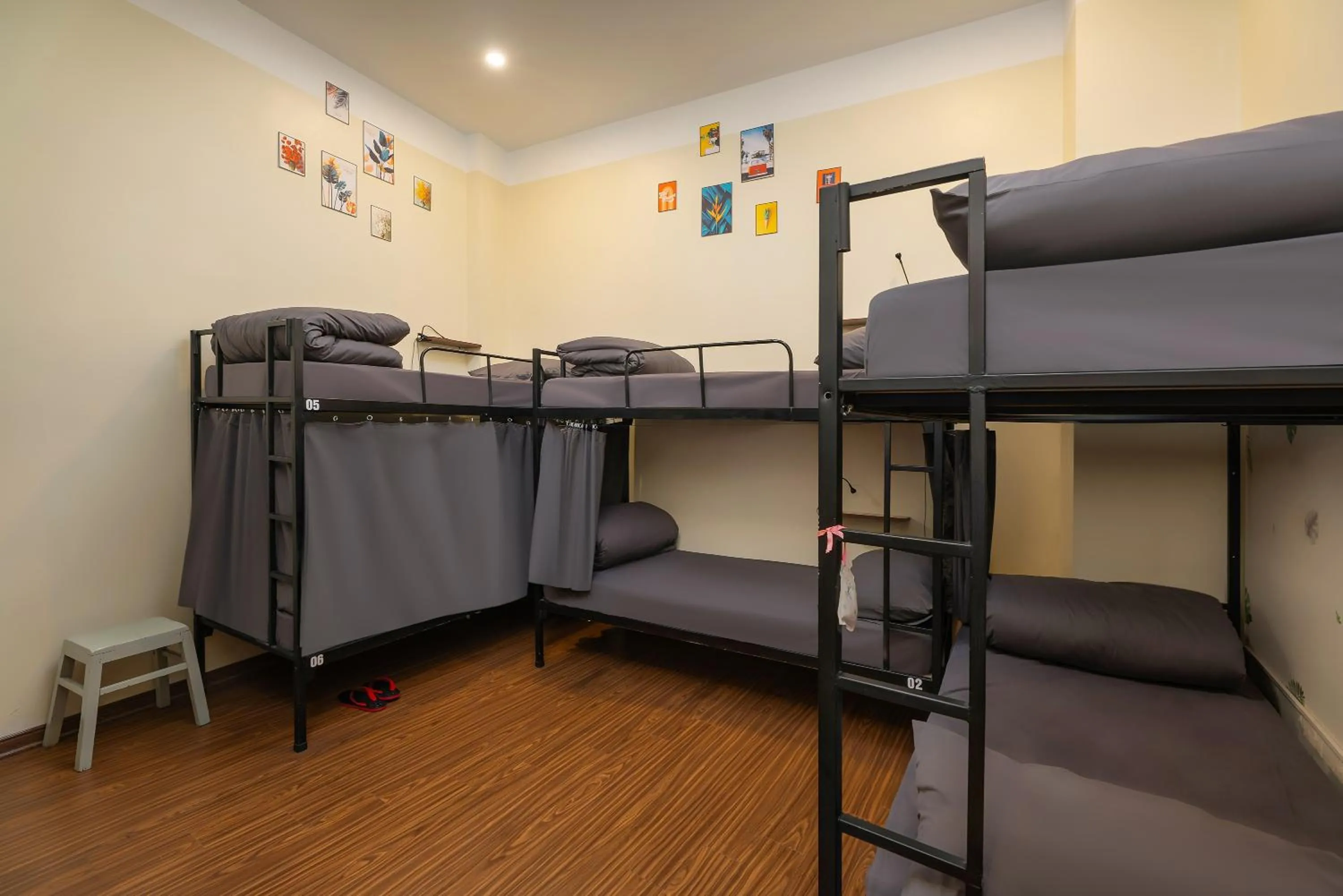 Photo of the whole room, Bed in Queen Cafe Hotel & Pub