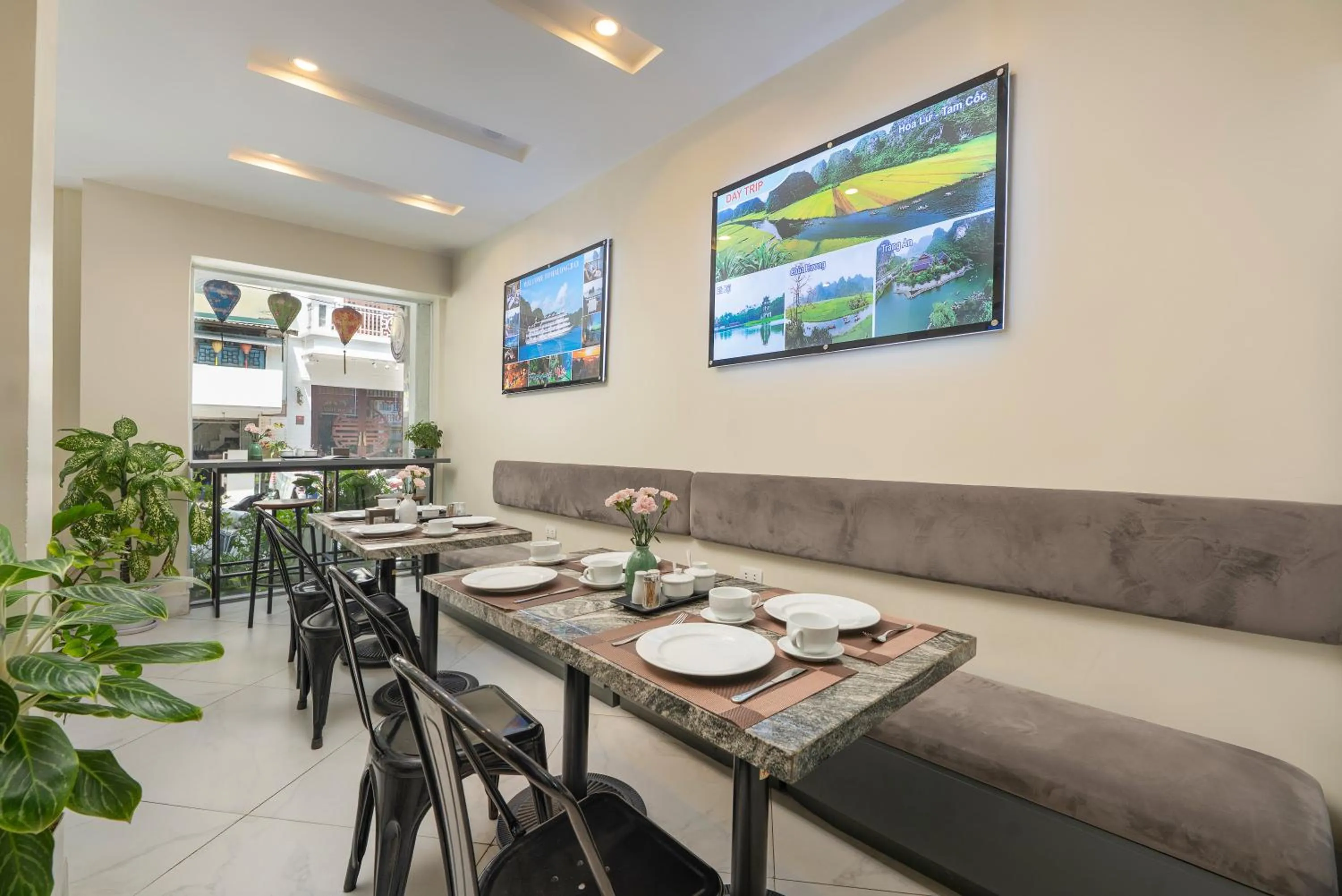 Restaurant/places to eat in Queen Cafe Hotel & Pub