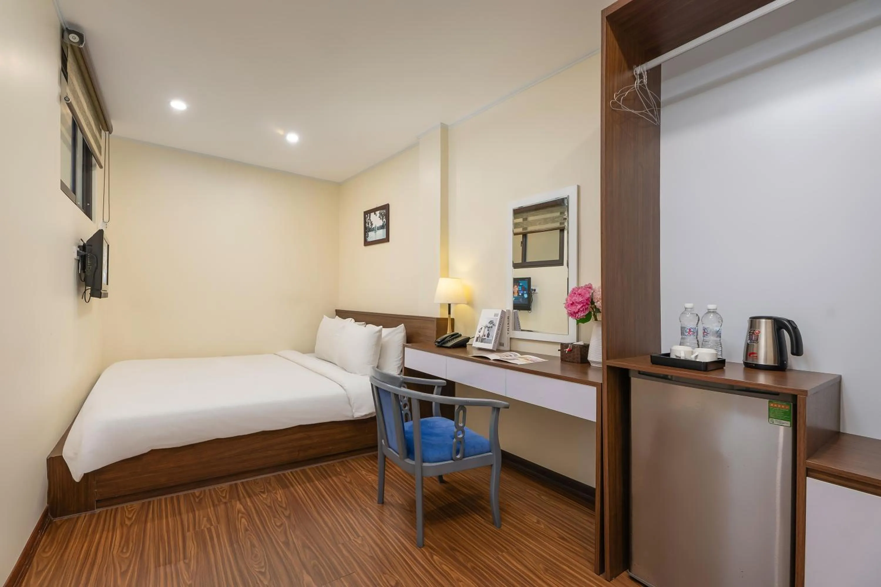 Bed in Queen Cafe Hotel & Pub