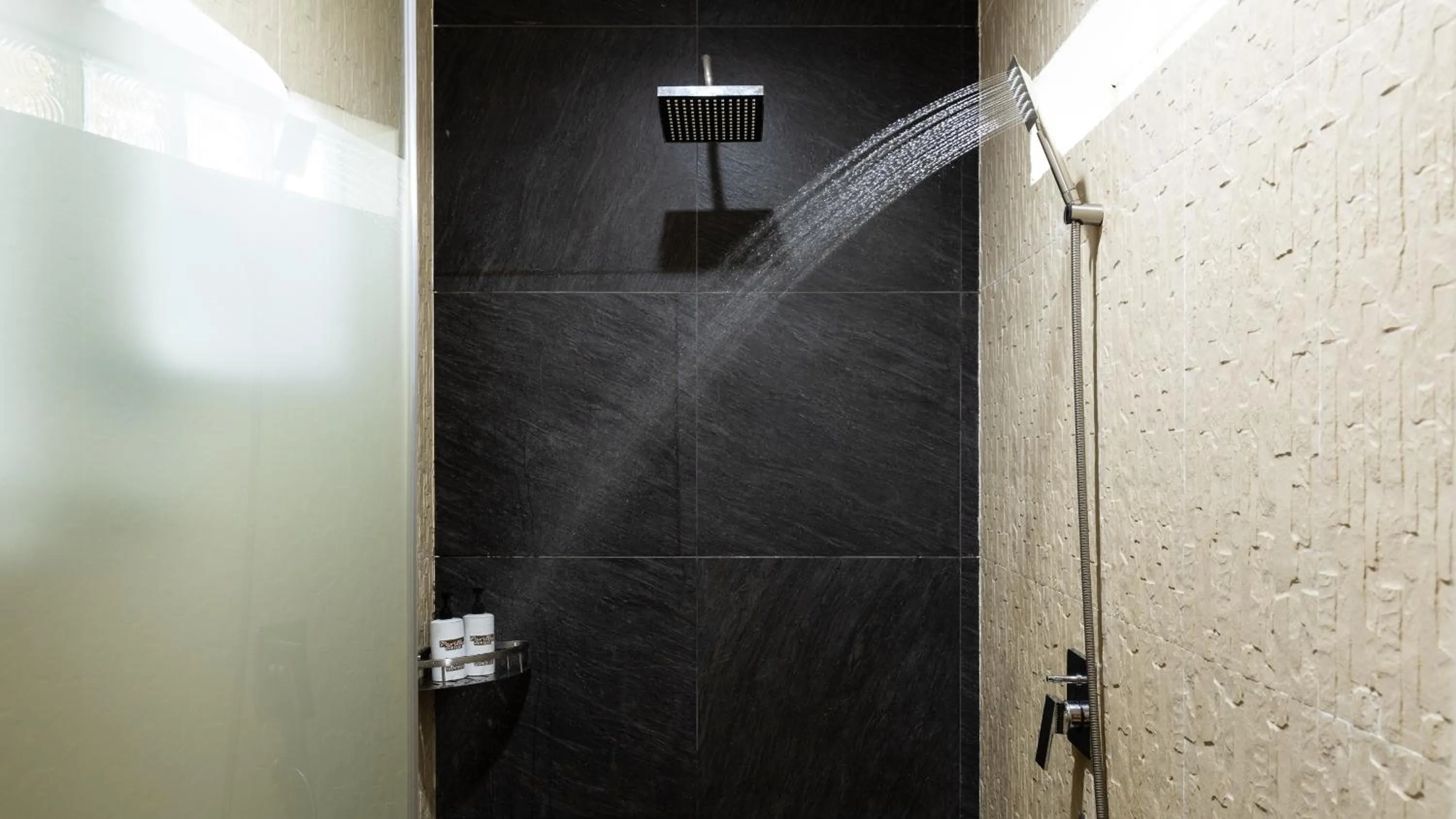 Shower in Pavillon d'Orient Boutique Hotel