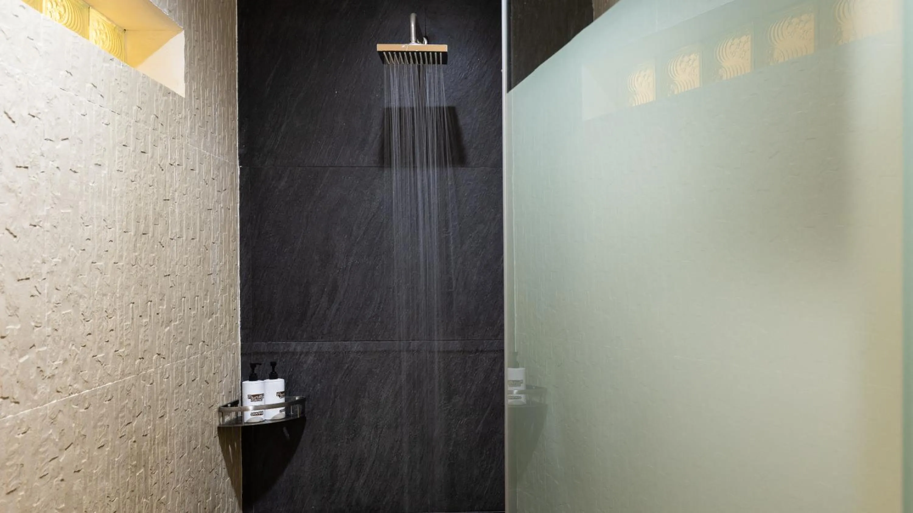 Shower in Pavillon d'Orient Boutique Hotel