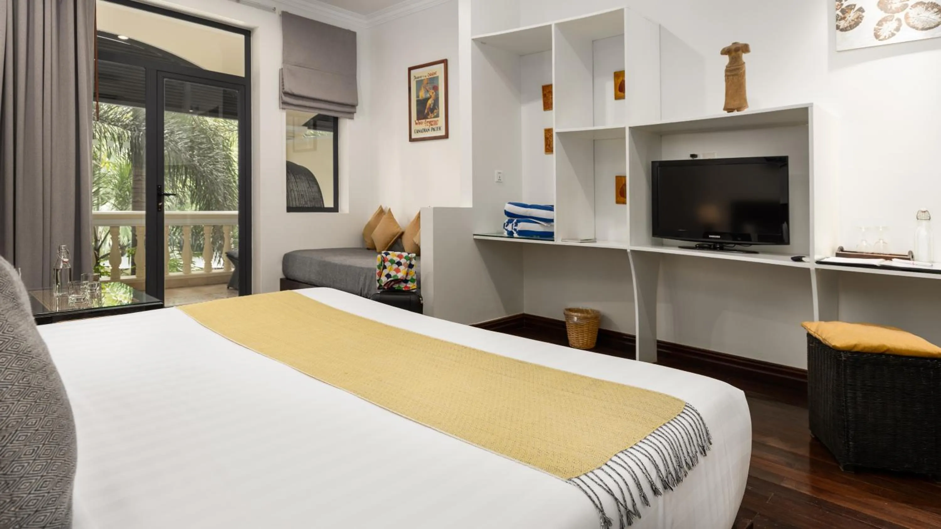 View (from property/room), Bed in Pavillon d'Orient Boutique Hotel