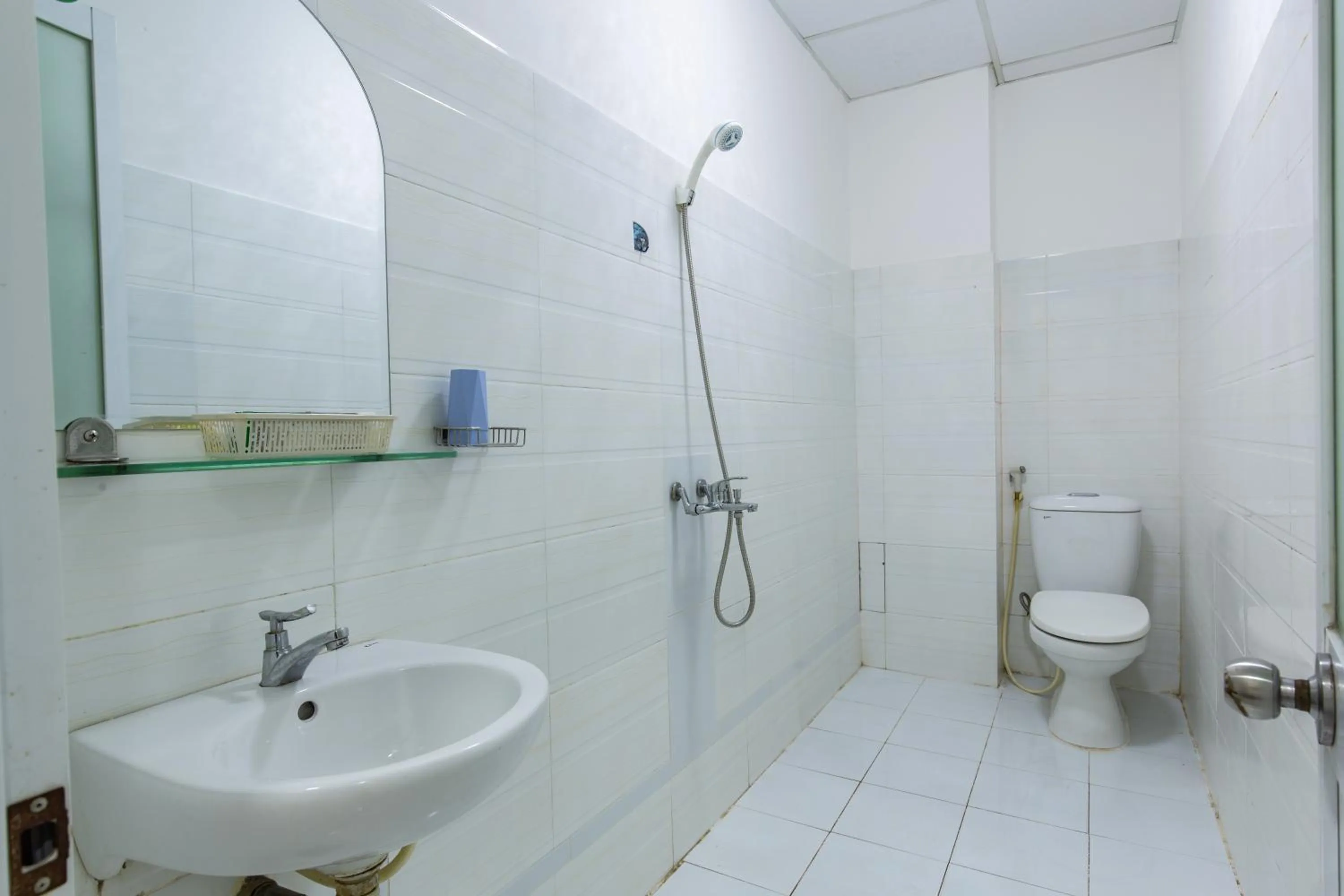 Toilet in Hotel Hoa Cúc Phương Dĩ An - Bình Dương