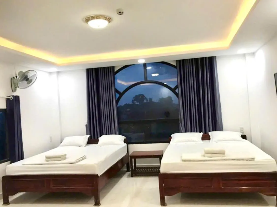 Property building, Bed in Hotel Hoa Cúc Phương Dĩ An - Bình Dương