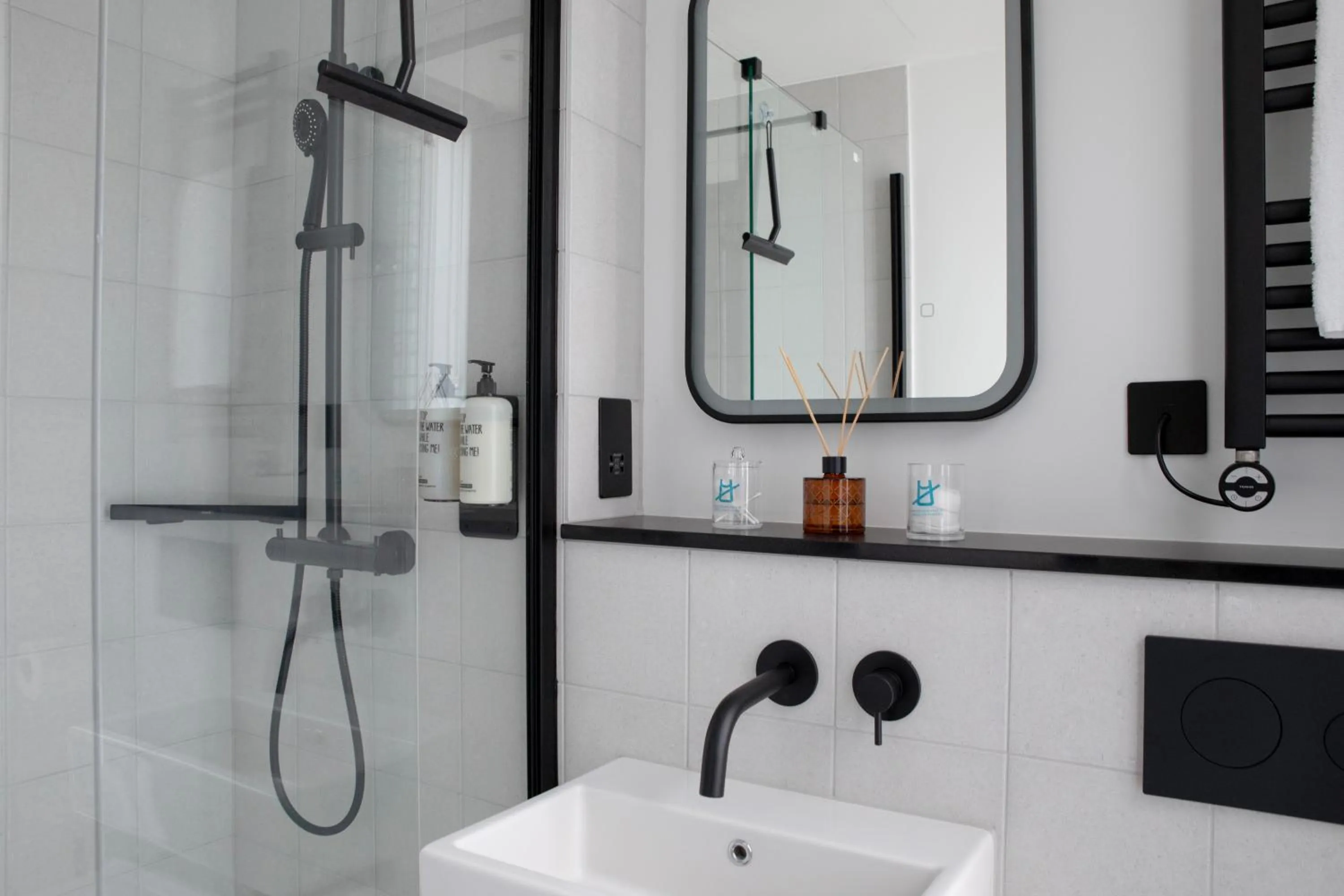 Shower in Bob W London Tower Hill - Studios